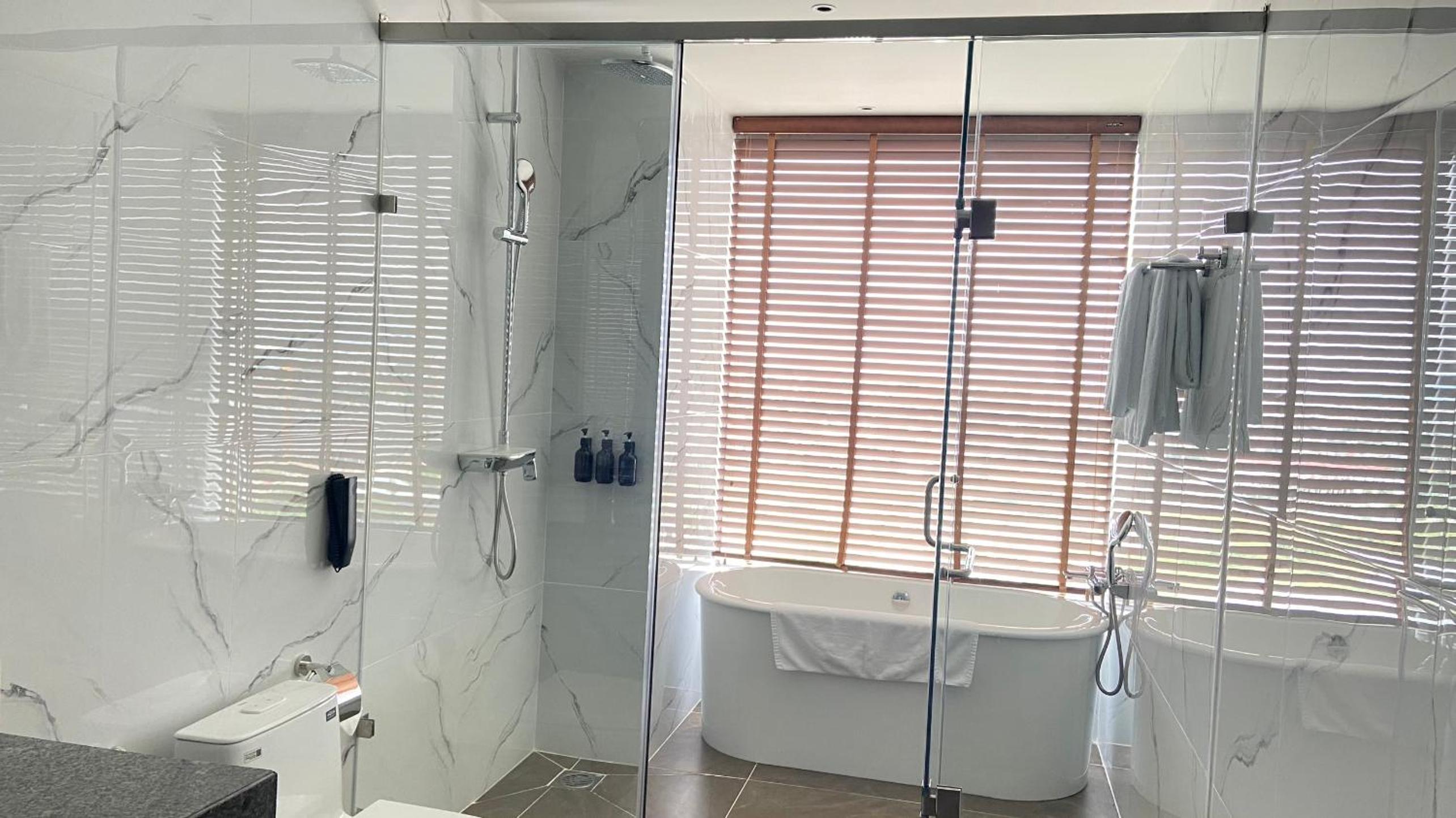 Luxury Twin Room + Free Shuttle Bus To City Center - Photo 6