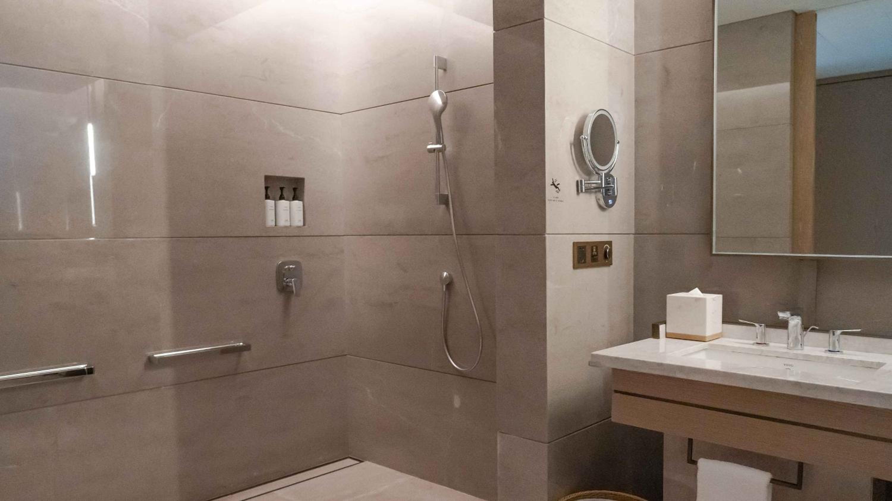 Premium King Room - Disability Access - Photo 2