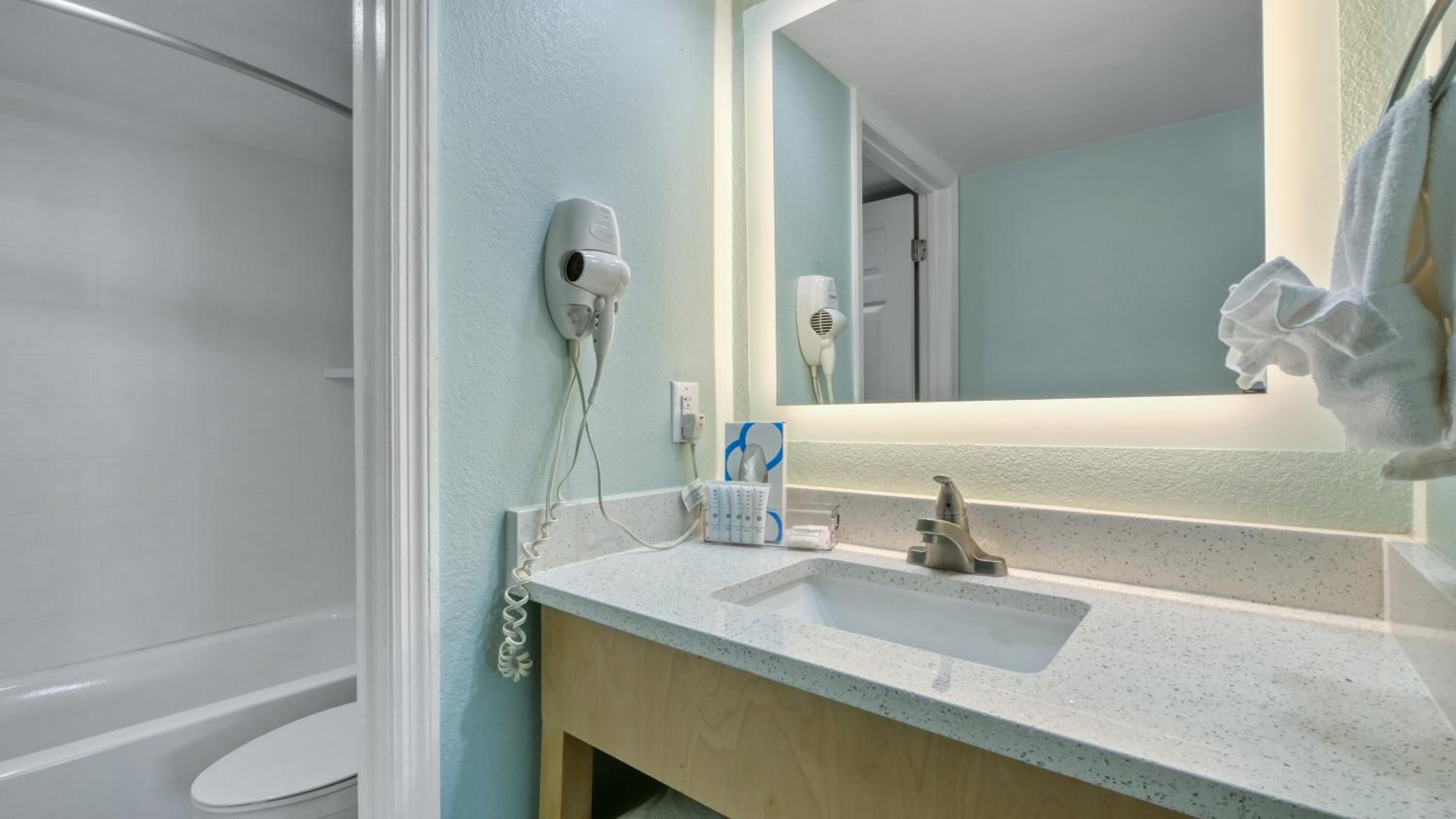Suite with City View - Photo 5
