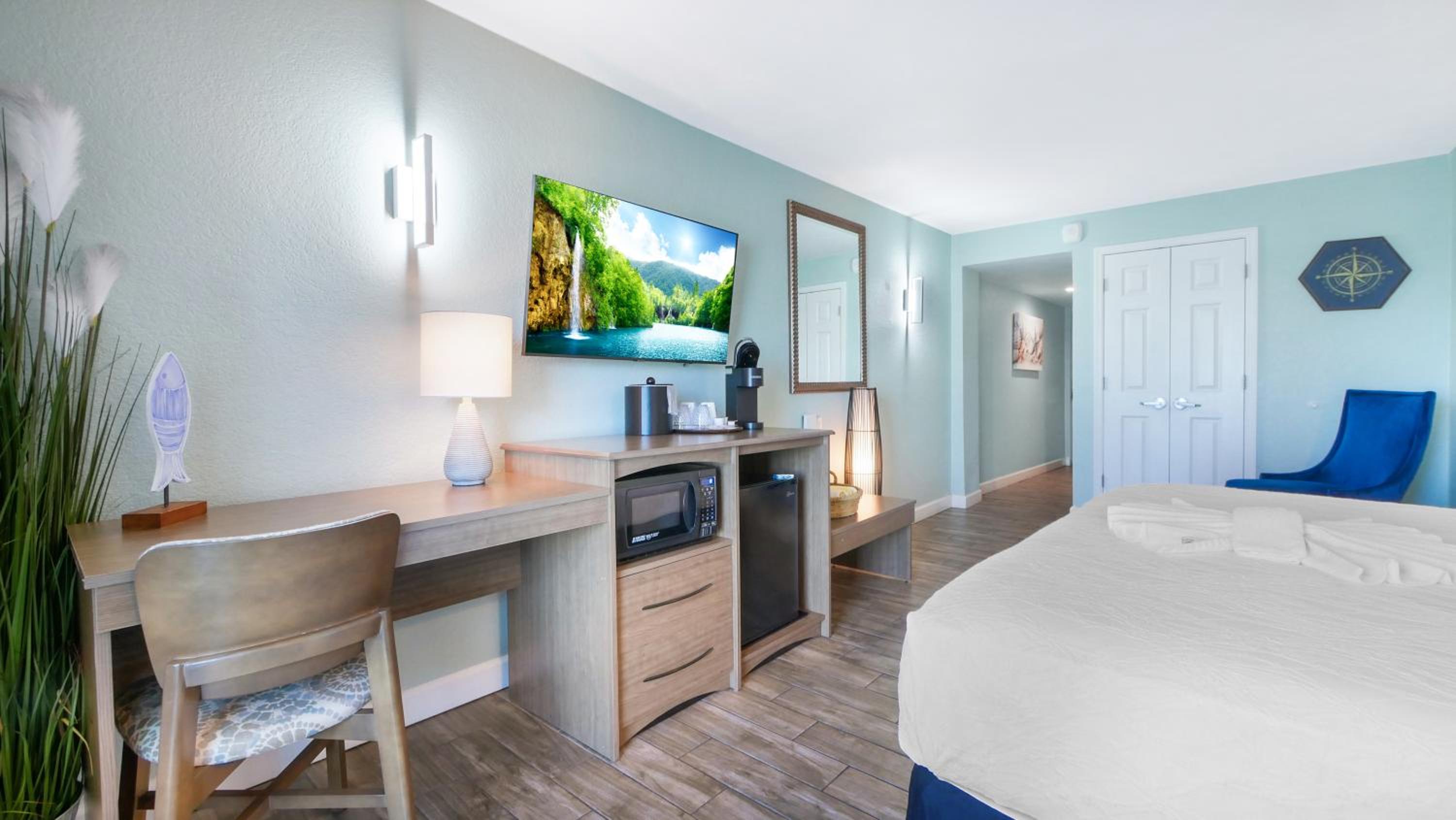 King Room Oceanfront with Balcony - Photo 3
