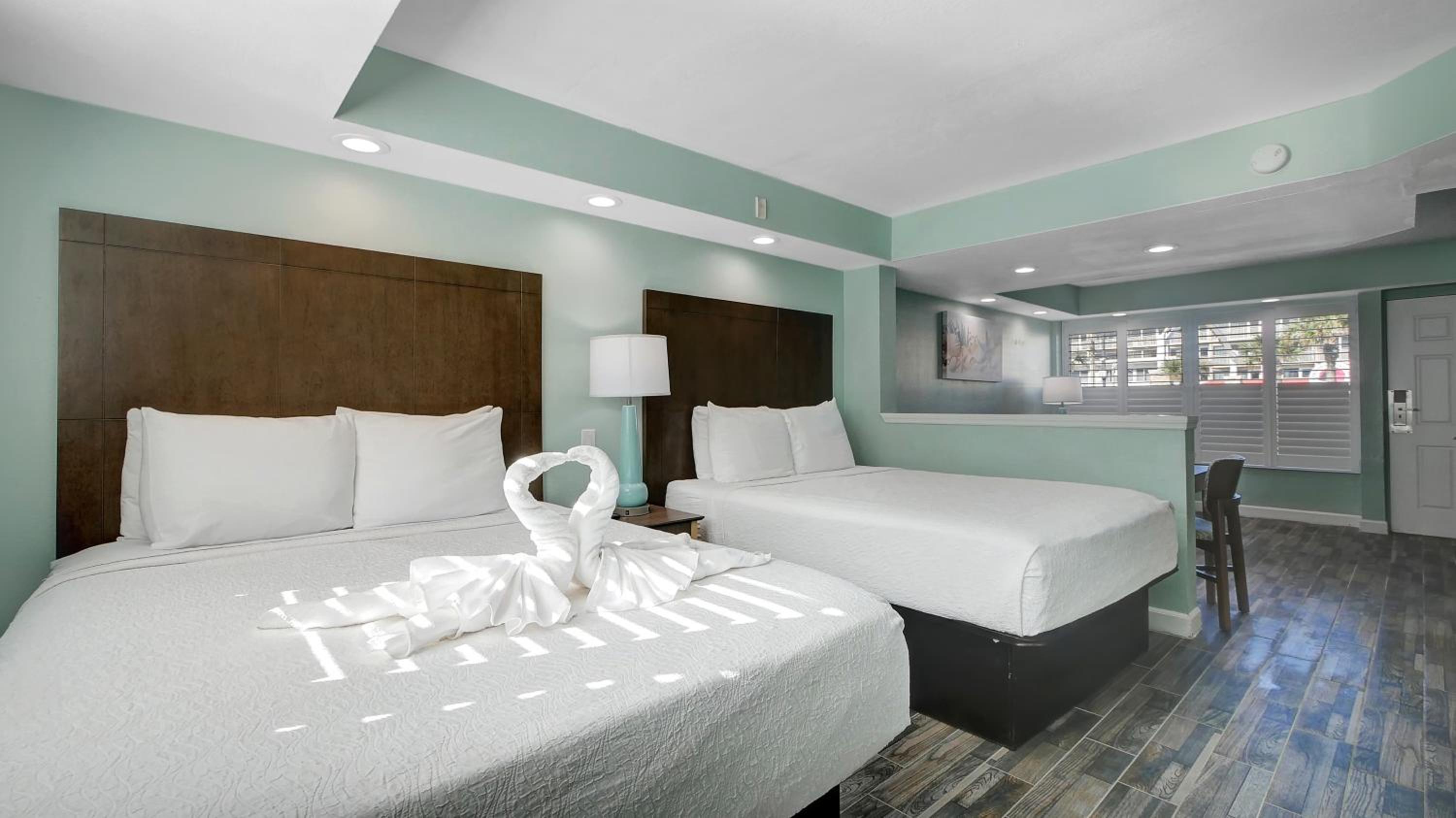 Suite with City View - Photo 8