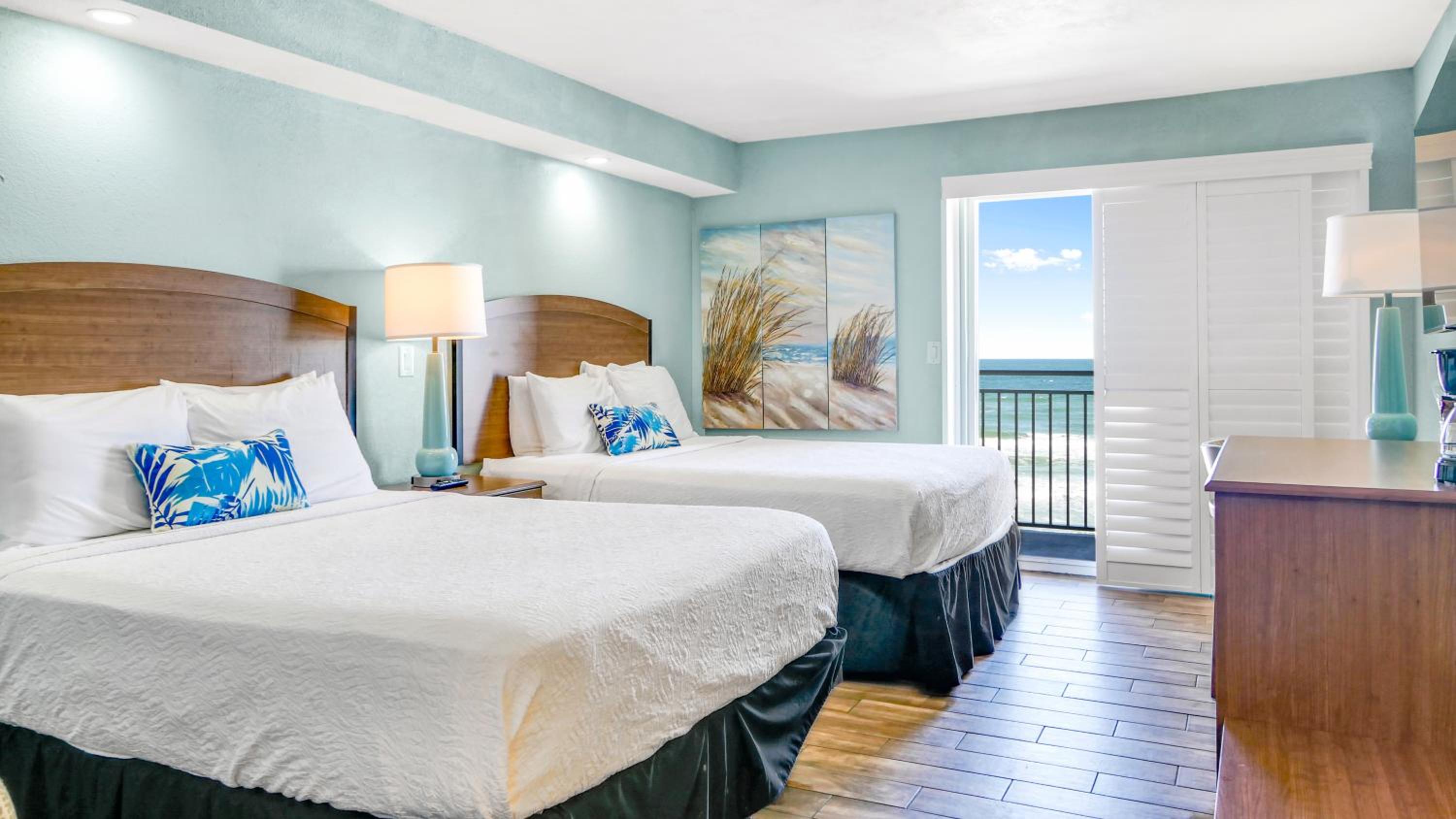 Quadruple Room with Balcony - Photo 7