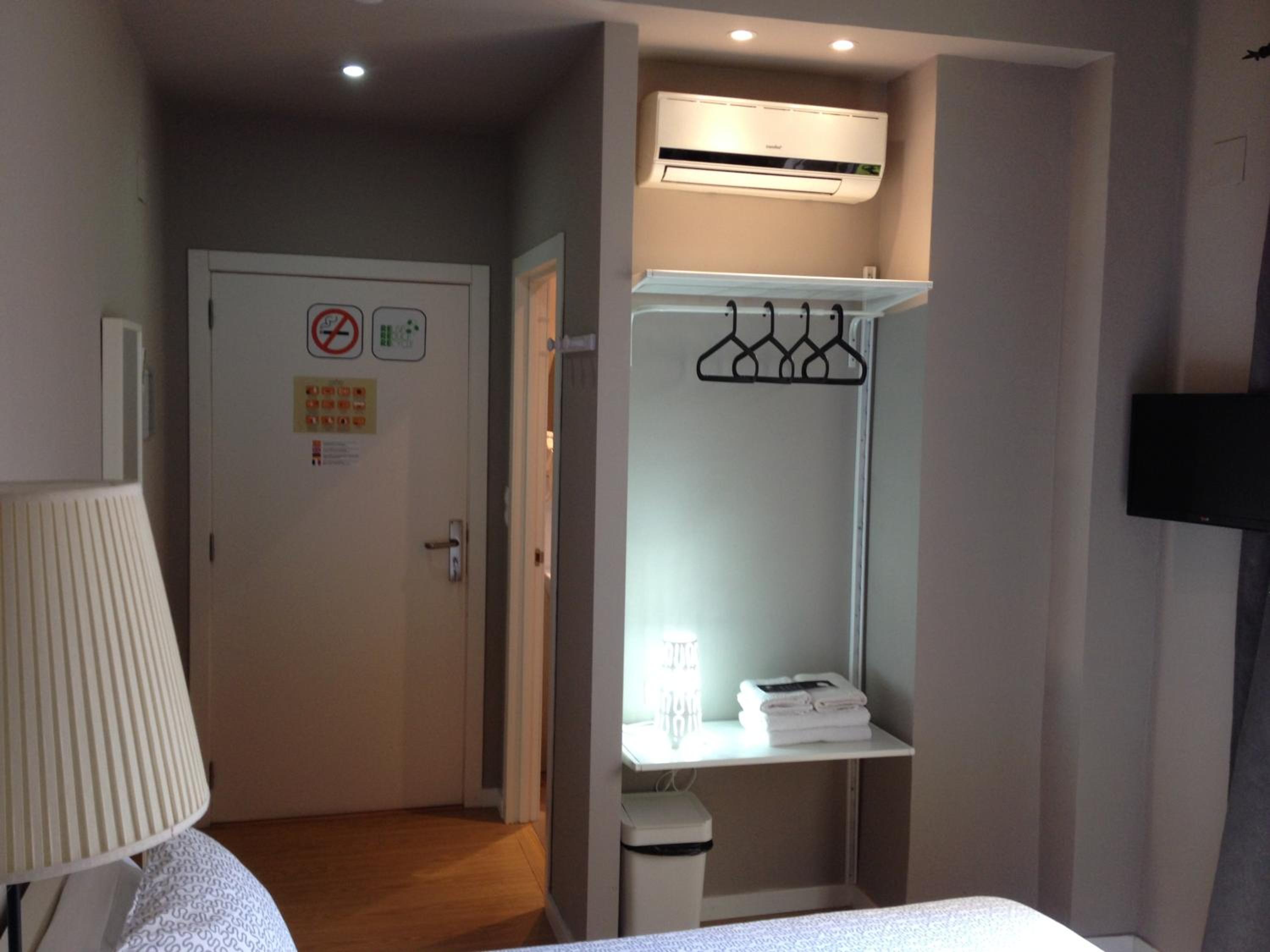 Twin Room - Photo 11