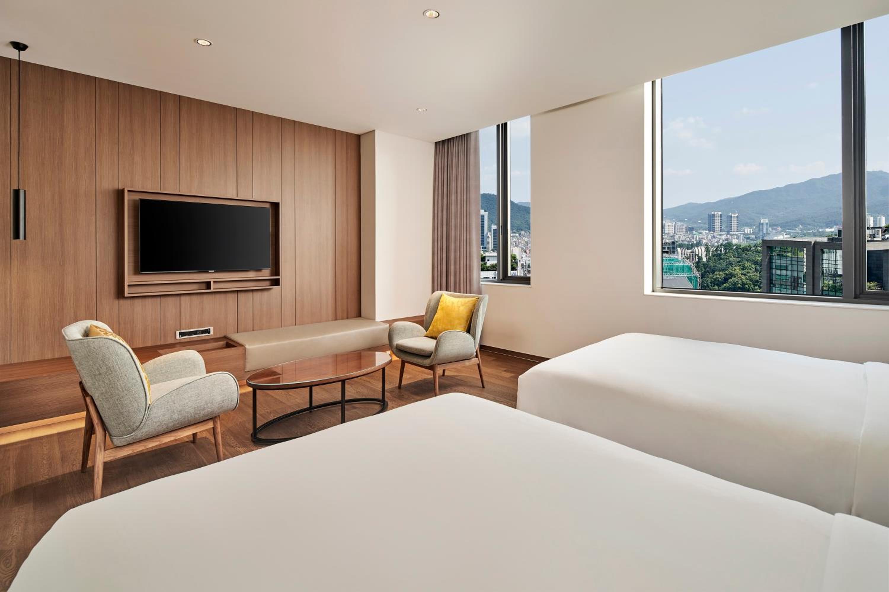 Deluxe Room with Two Double Beds - Photo 8