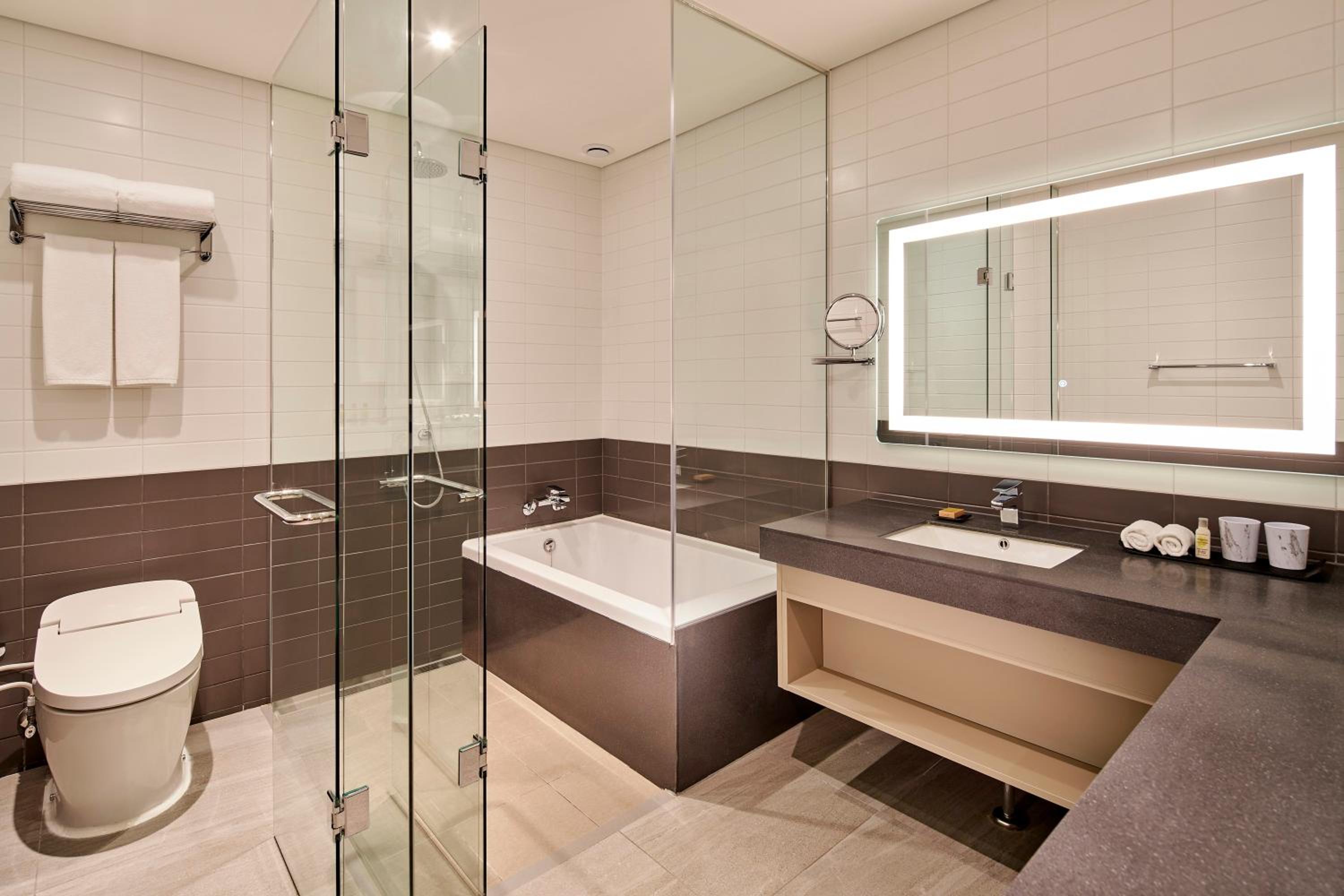 Deluxe Room with Two Double Beds - Photo 9