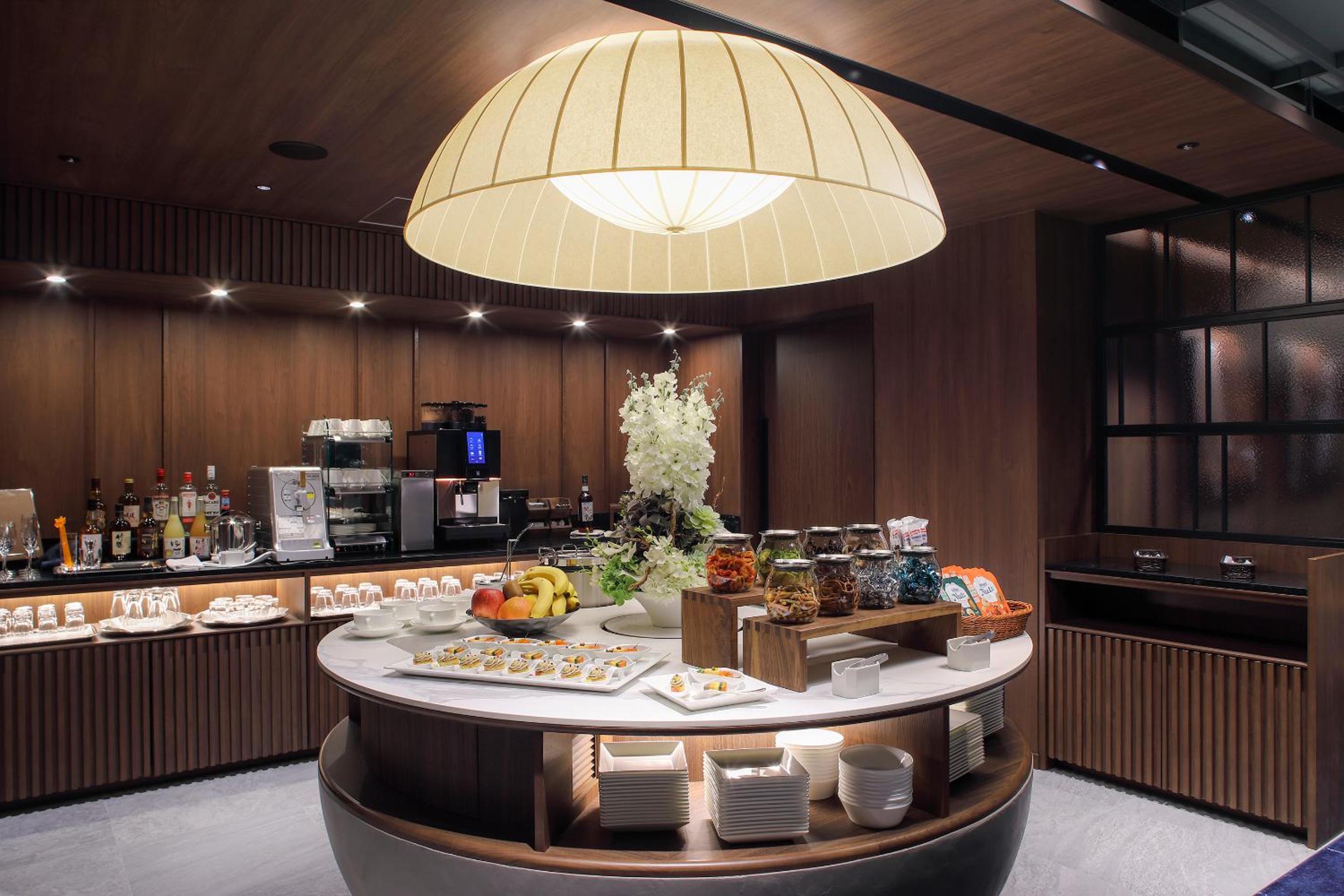 39th-41st Floor Executive Suite E - Non-Smoking (with breakfast / Additional breakfast fee will be charged for children under 6 y/o)