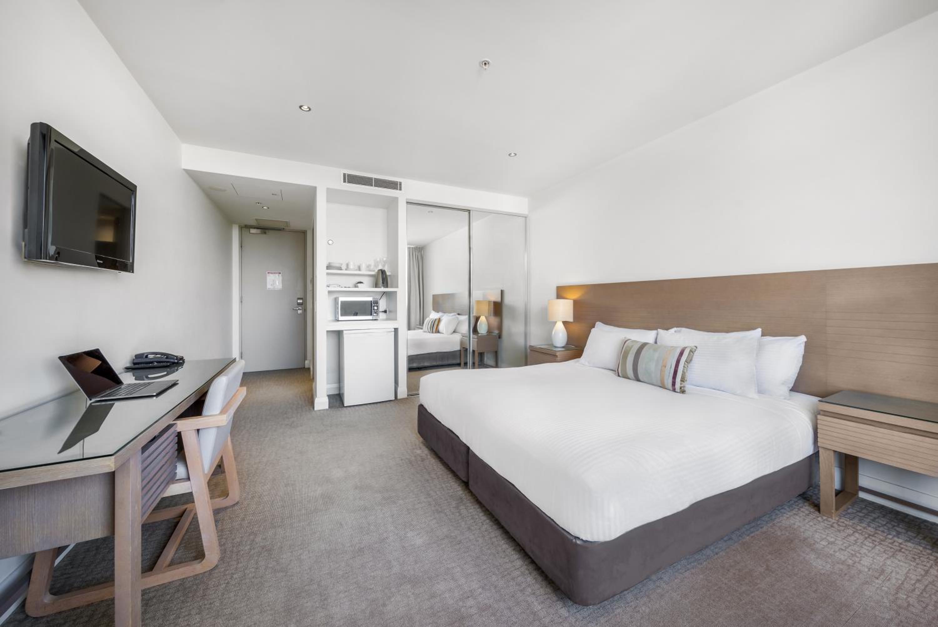 Hotel Room - Photo 3