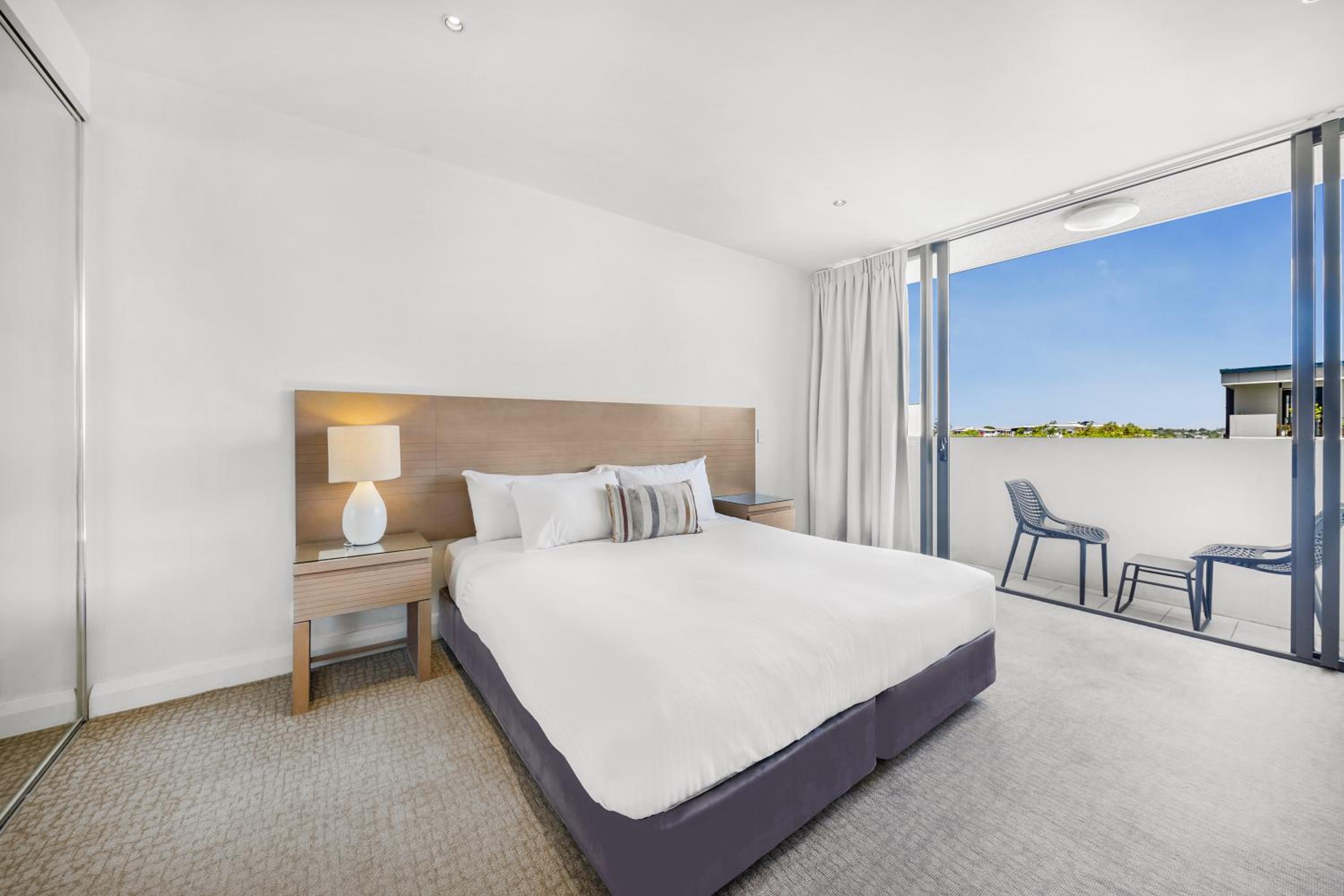 Hotel Room - Photo 4