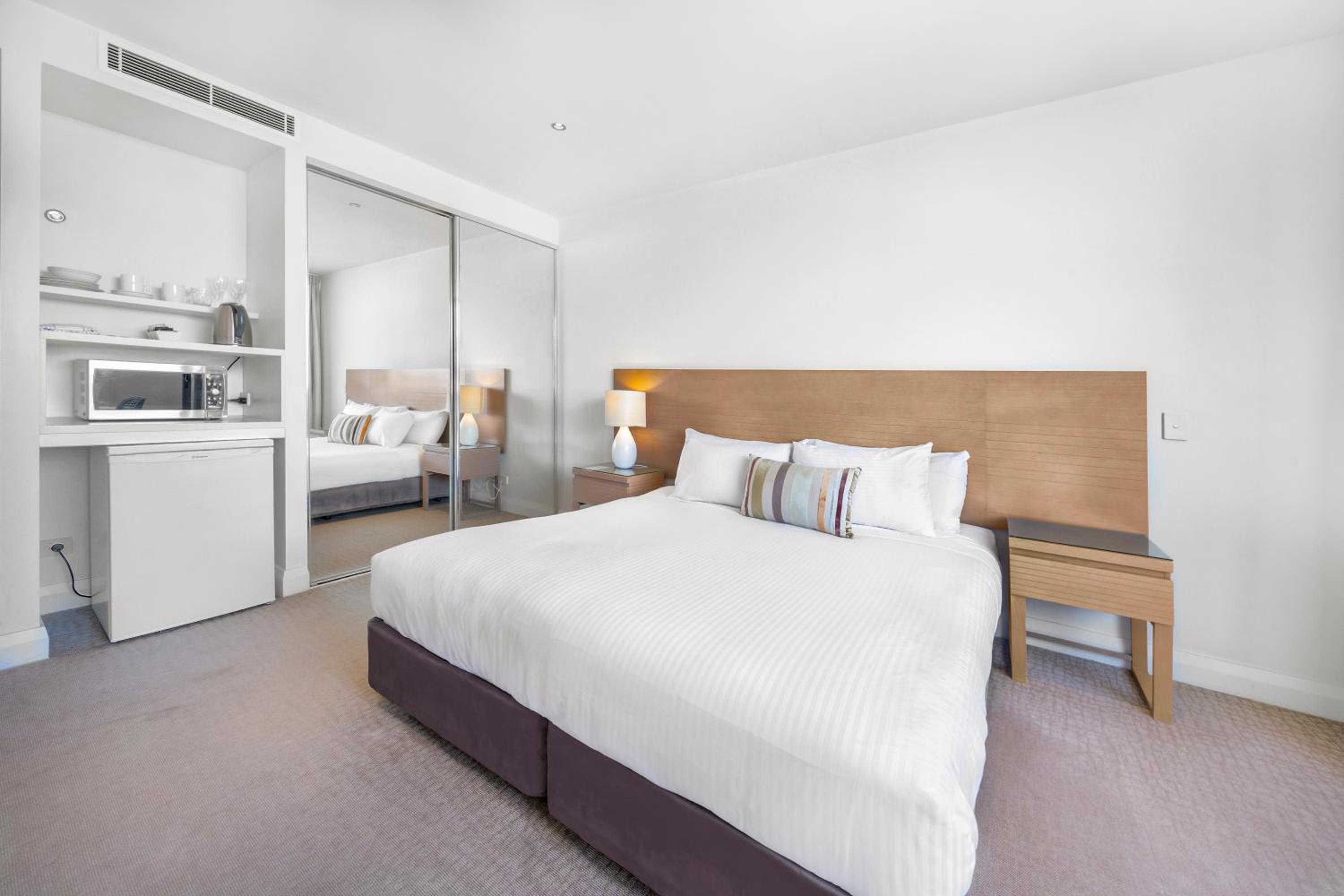 Hotel Room - Photo 5