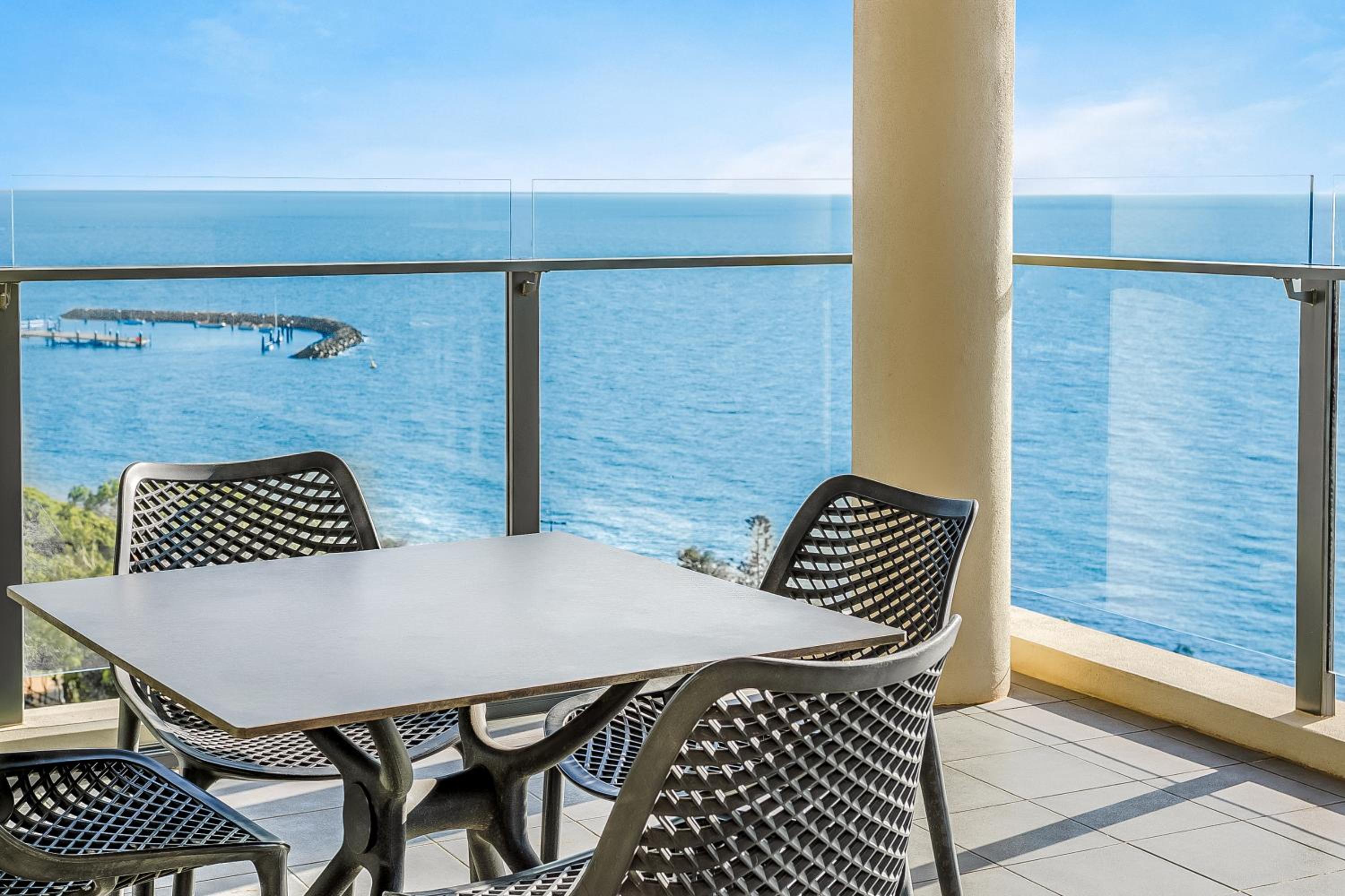 Two-Bedroom Apartment with Ocean View - Photo 11