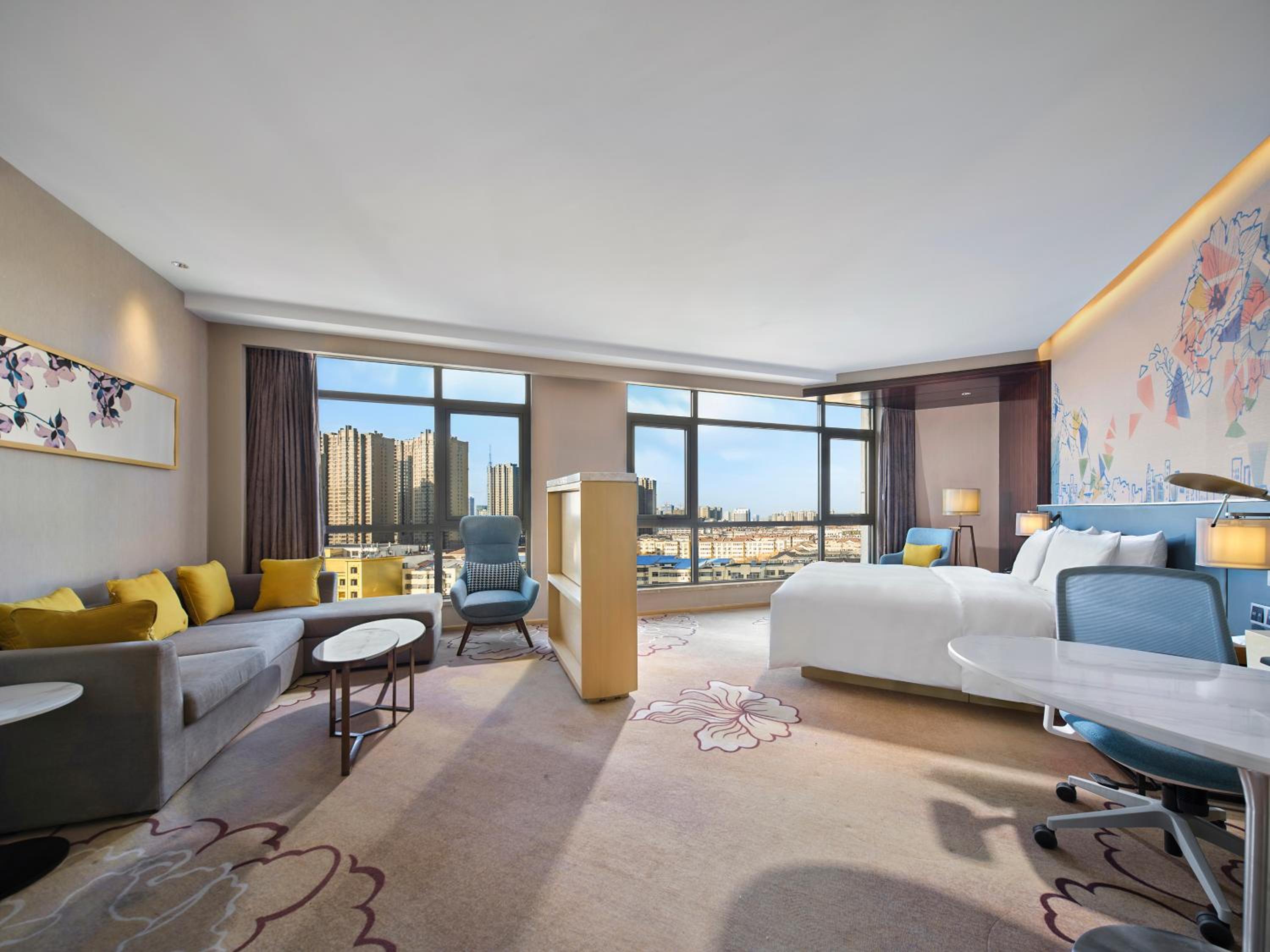 Deluxe King Room - Photo 3
