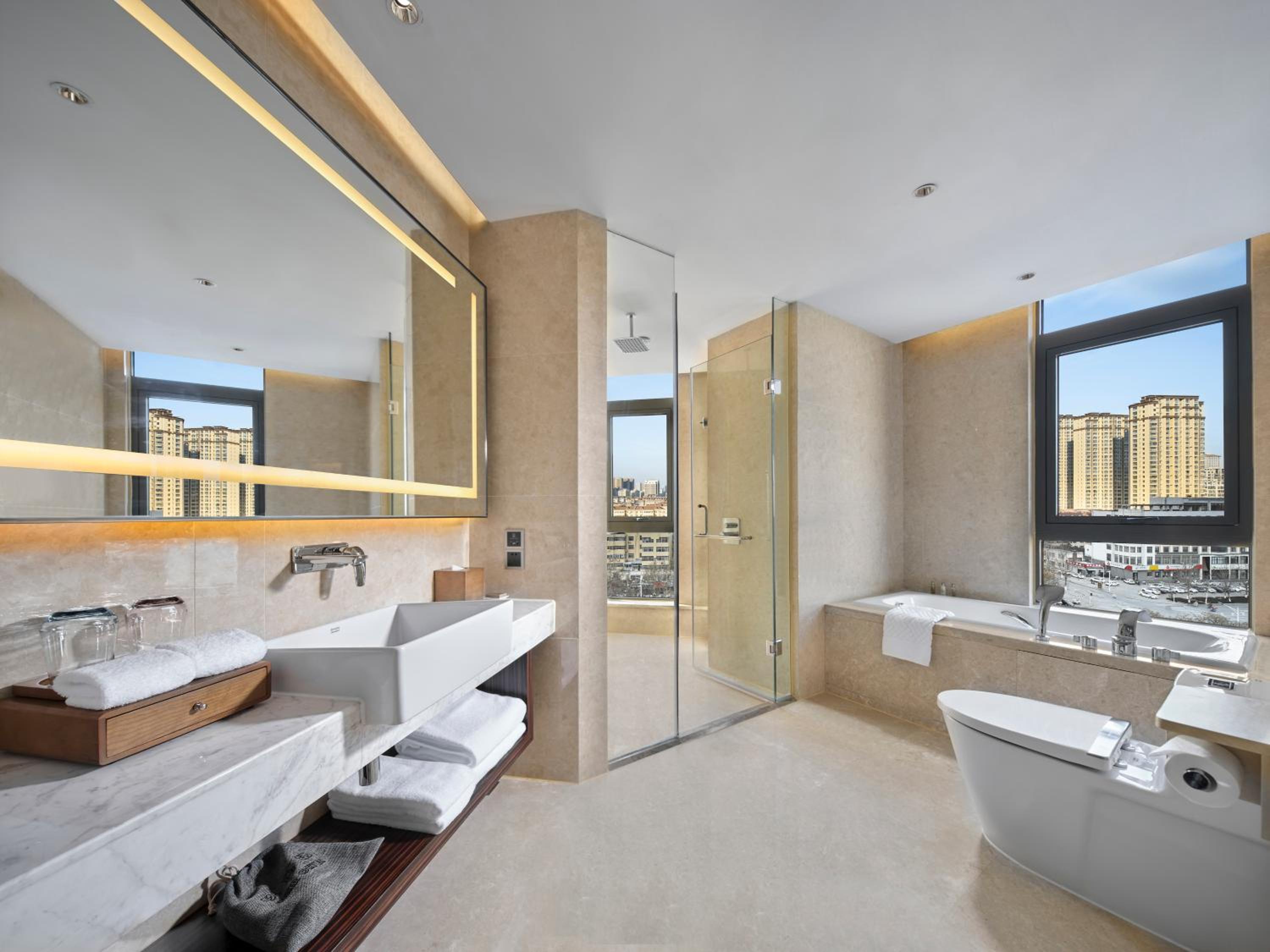 Deluxe King Room - Photo 4