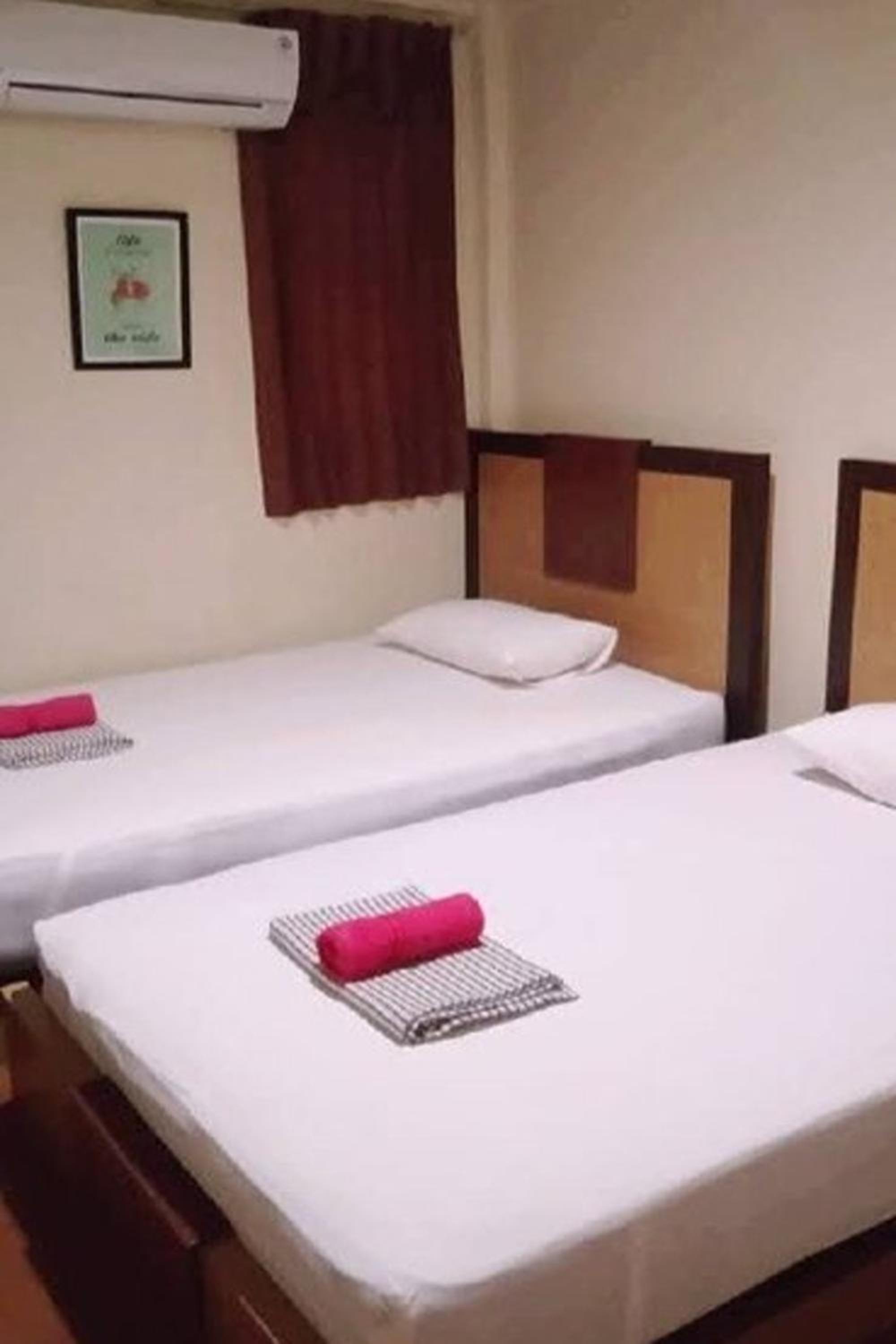 Standard Twin Room with Shared Bathroom photo 1