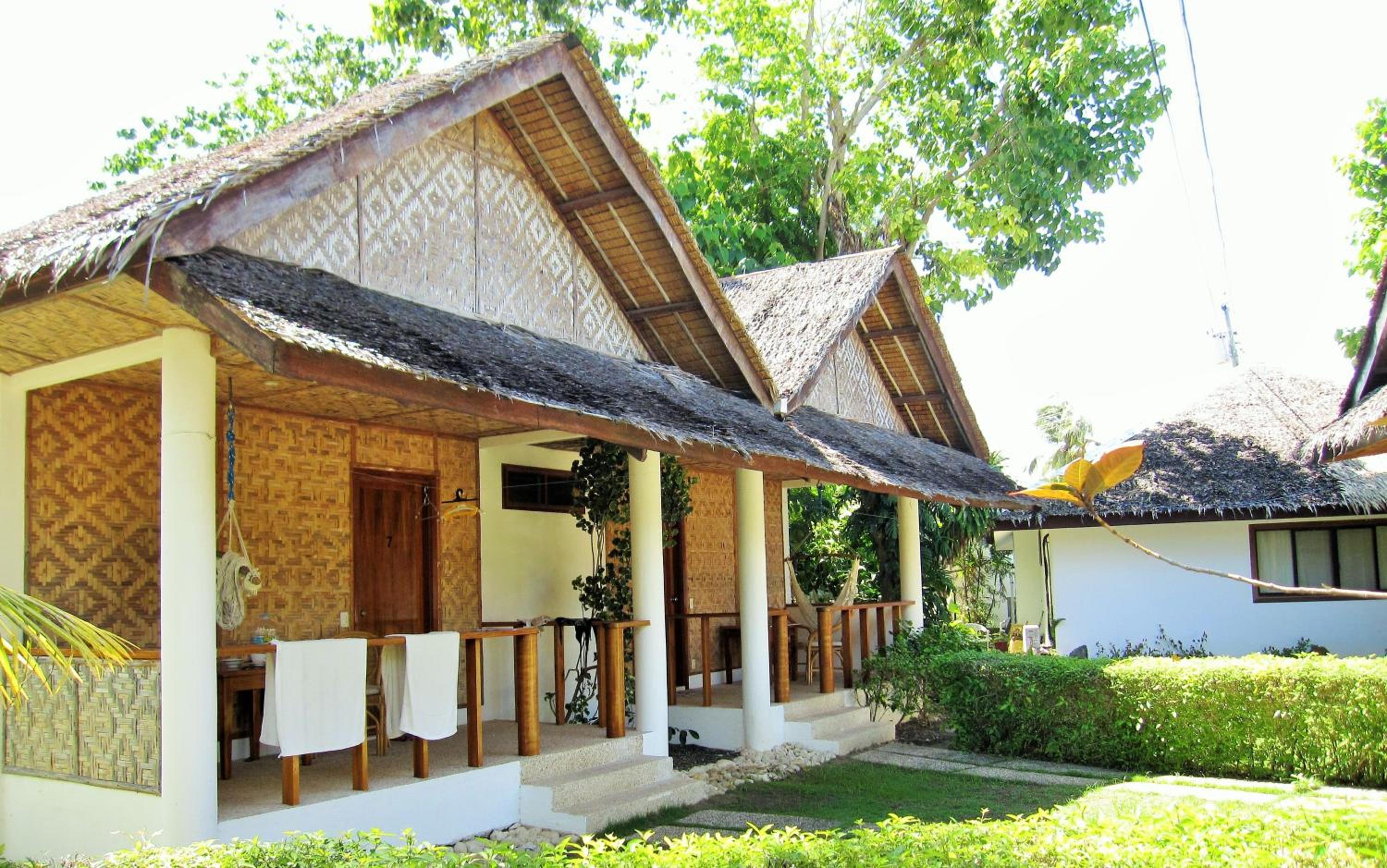 Bungalow with Garden View - Photo 7