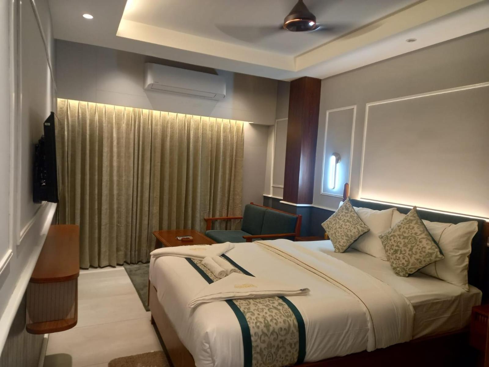 AC PLATINUM DBL BED (FRONT SEA FACING)