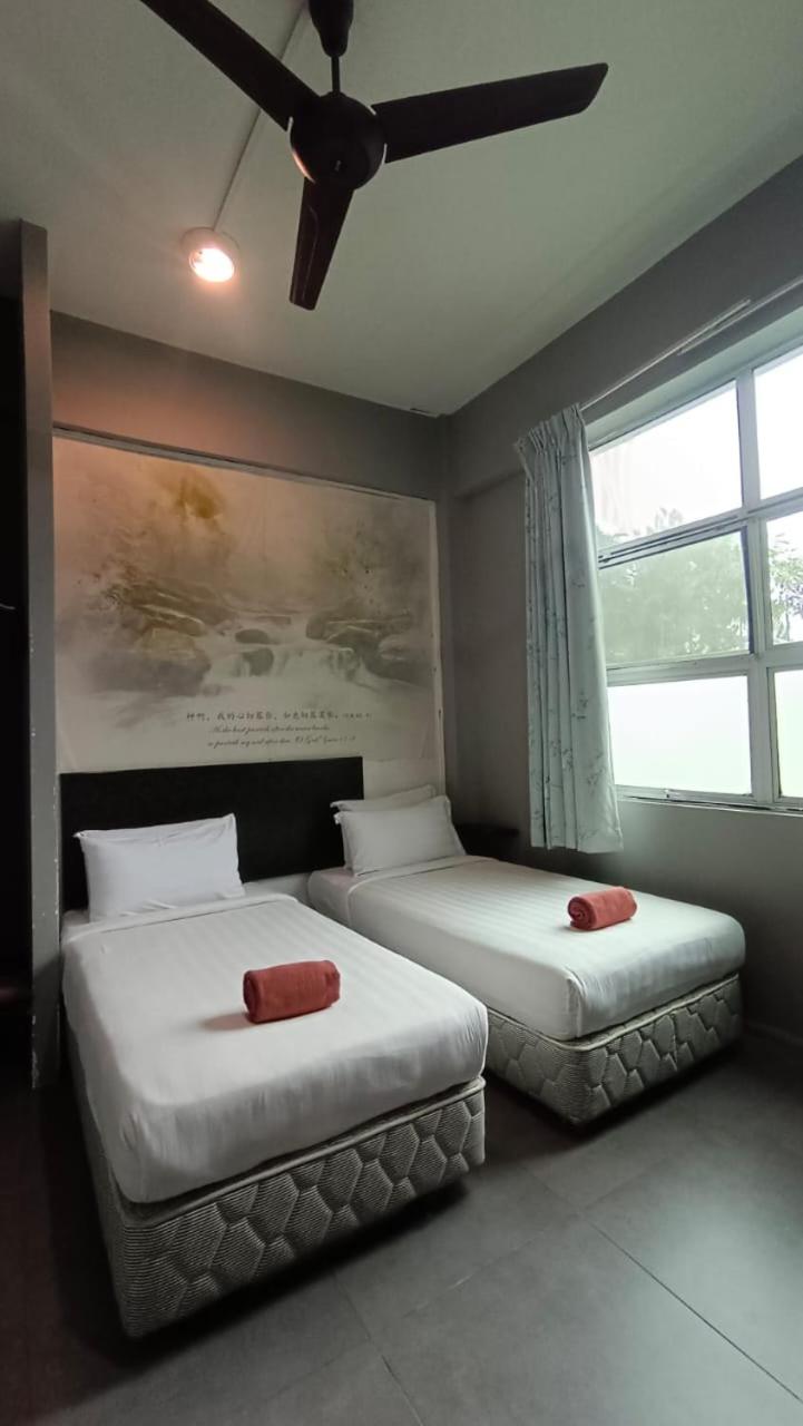 Standard Twin Room - Photo 4