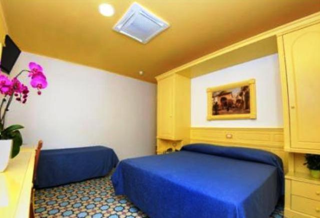 Double or Twin Room - Photo 4