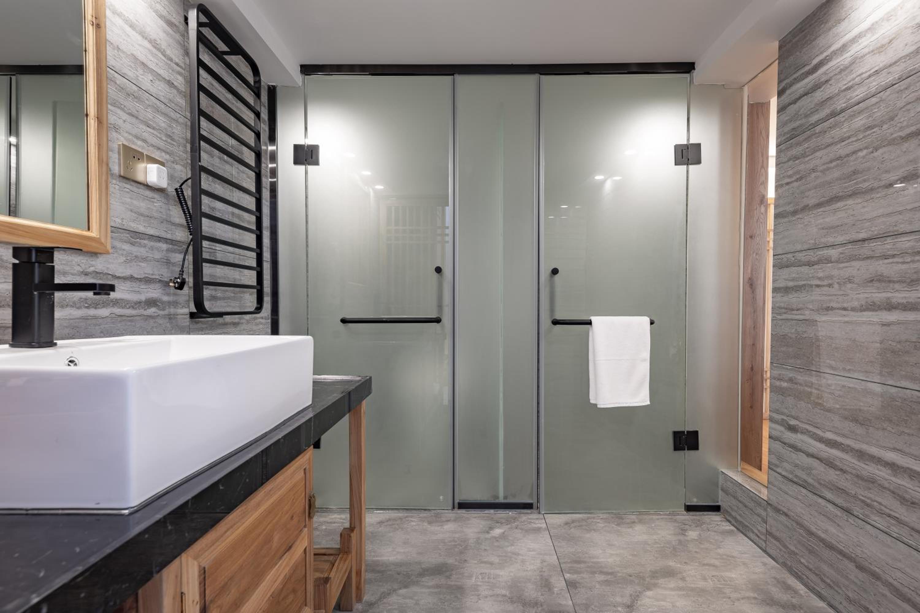 Twin Room With Bath photo 2