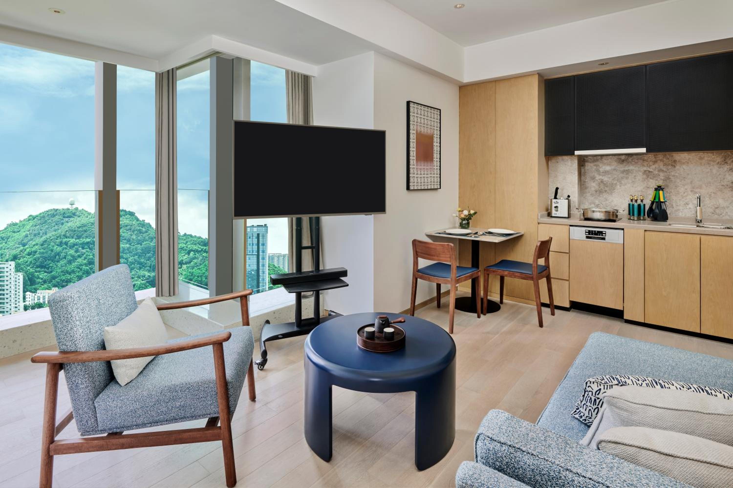 One-Bedroom Deluxe King Suite with Garden View photo 1