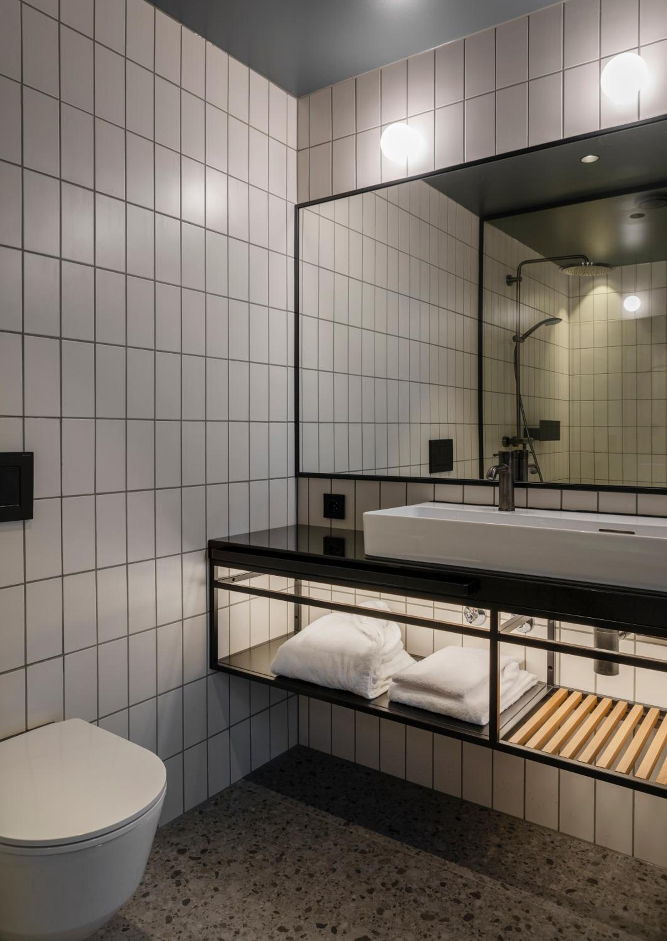 Suite with Balcony - Photo 8