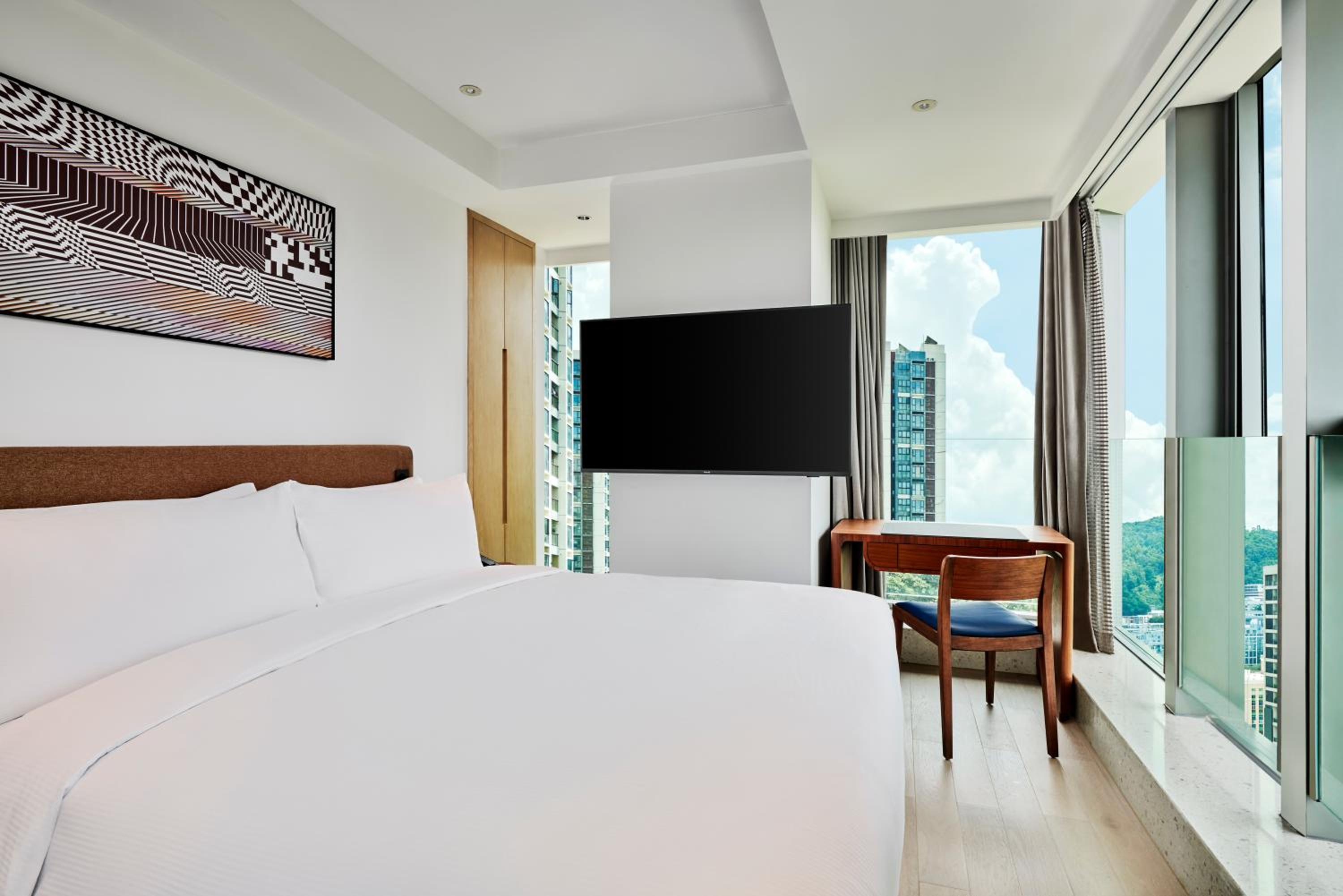 One-Bedroom Deluxe King Suite with Garden View photo 3