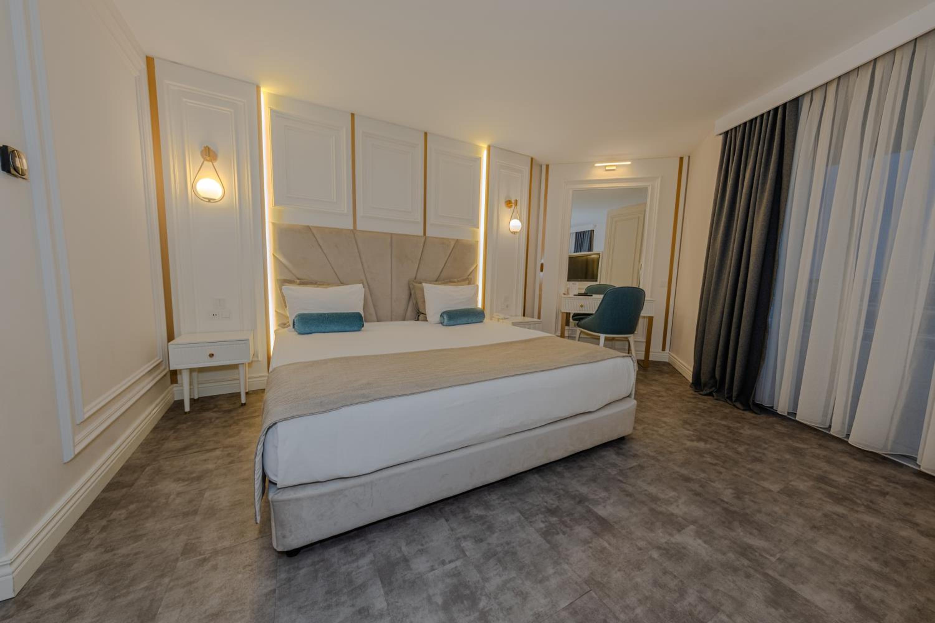 Deluxe King Suite with Sofa Bed and Spa Bath - Non-Smoking - Photo 3