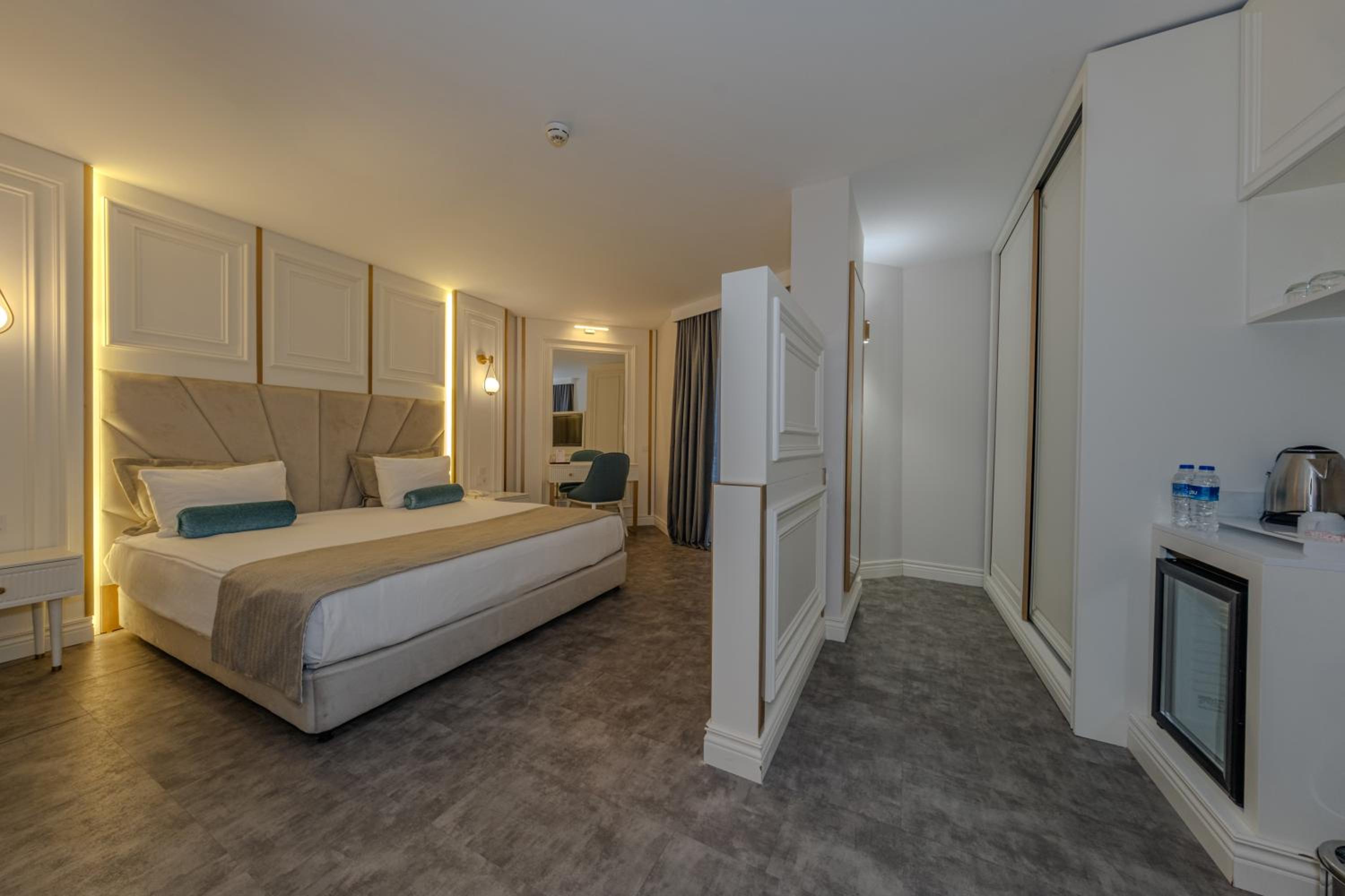Deluxe King Suite with Sofa Bed and Spa Bath - Non-Smoking - Photo 11