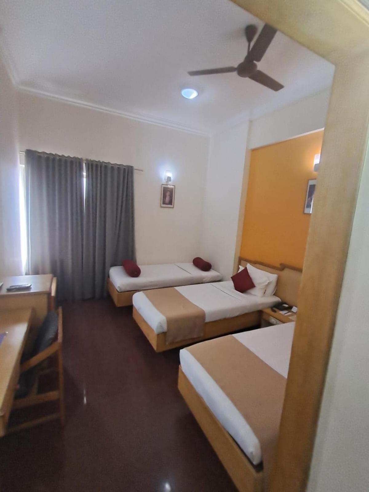 Standard Twin Room - Photo 8