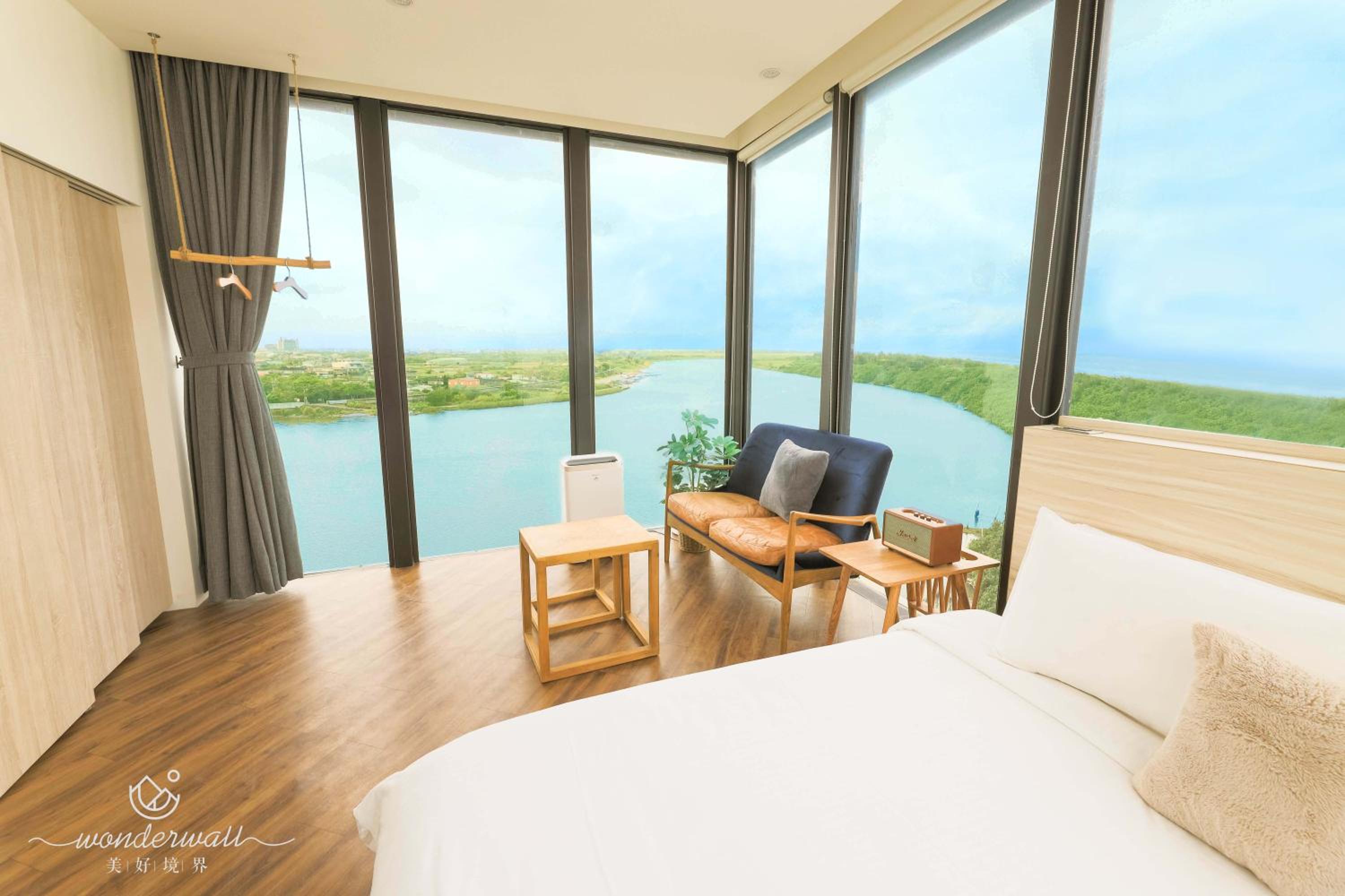 Deluxe Double Room with Side Sea View