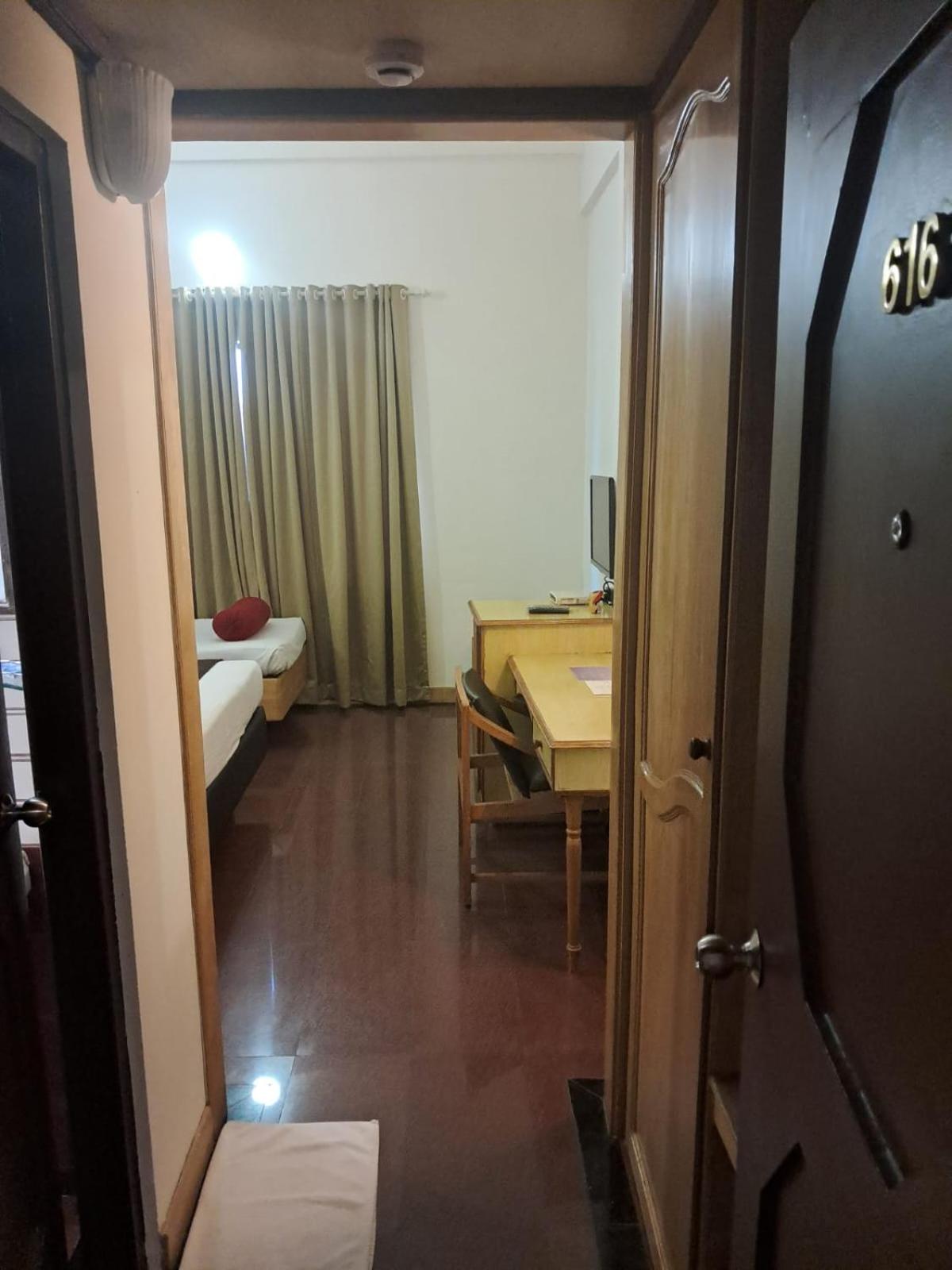Standard King Room - Photo 9