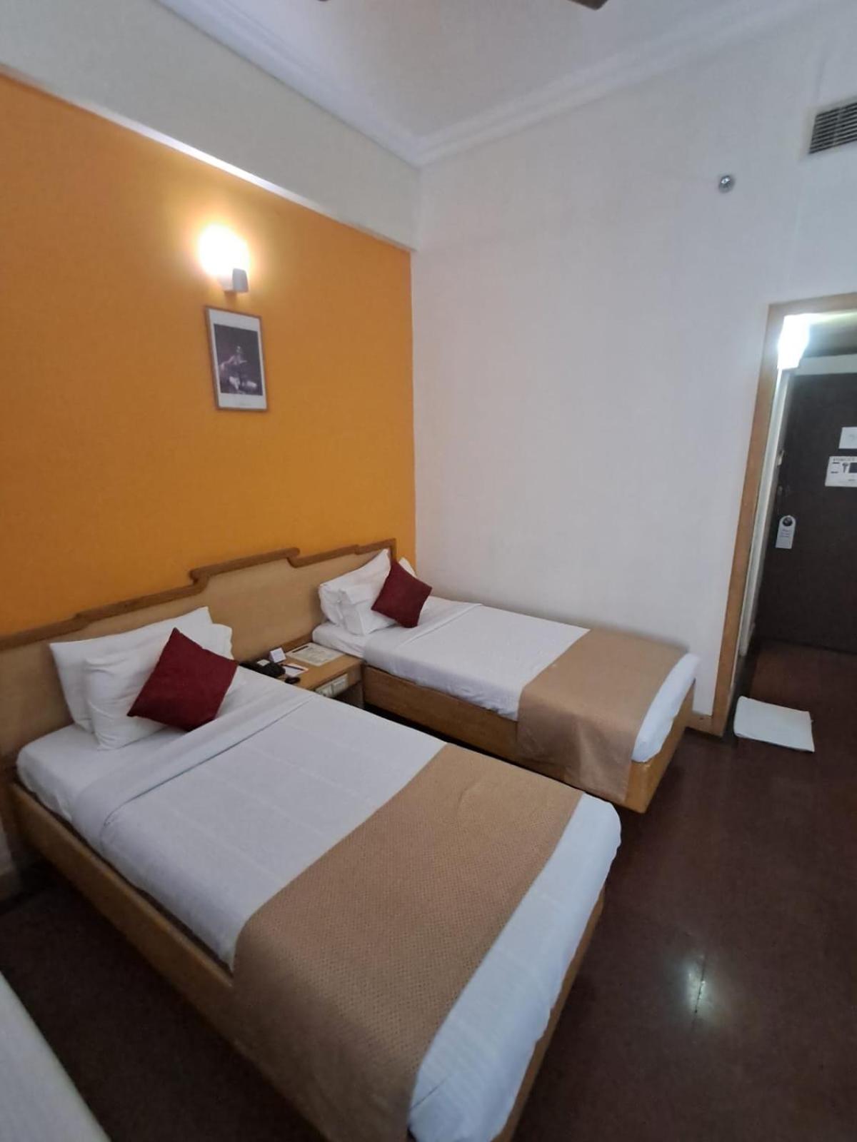 Standard Twin Room - Photo 11