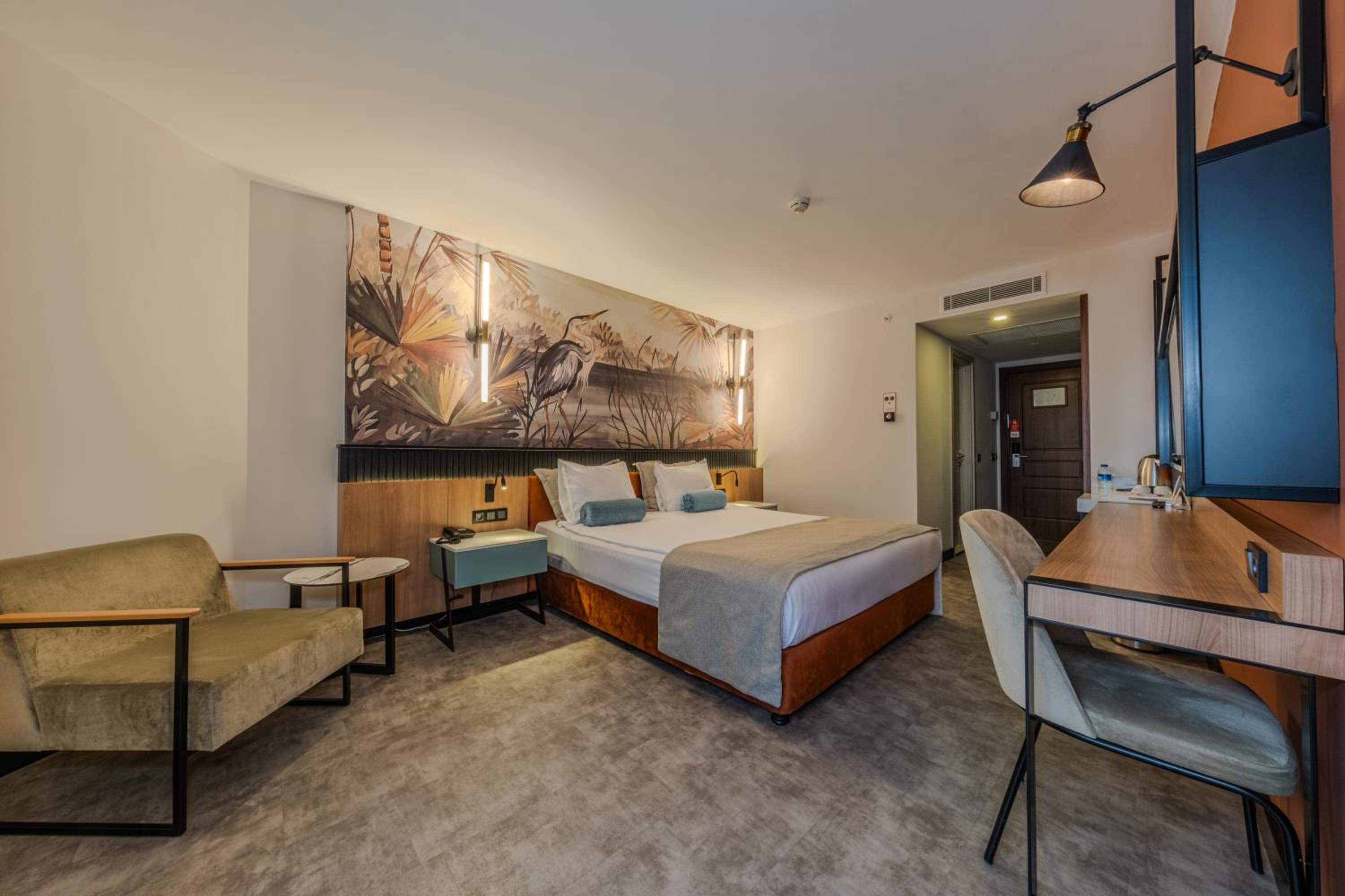 Deluxe King Room - Non-Smoking - Photo 4