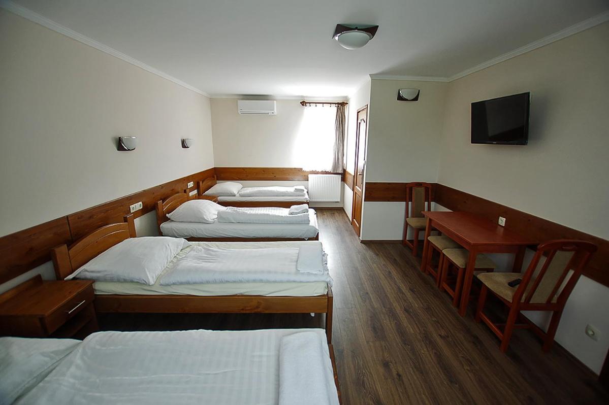 Quadruple Room with Bathroom - Photo 1