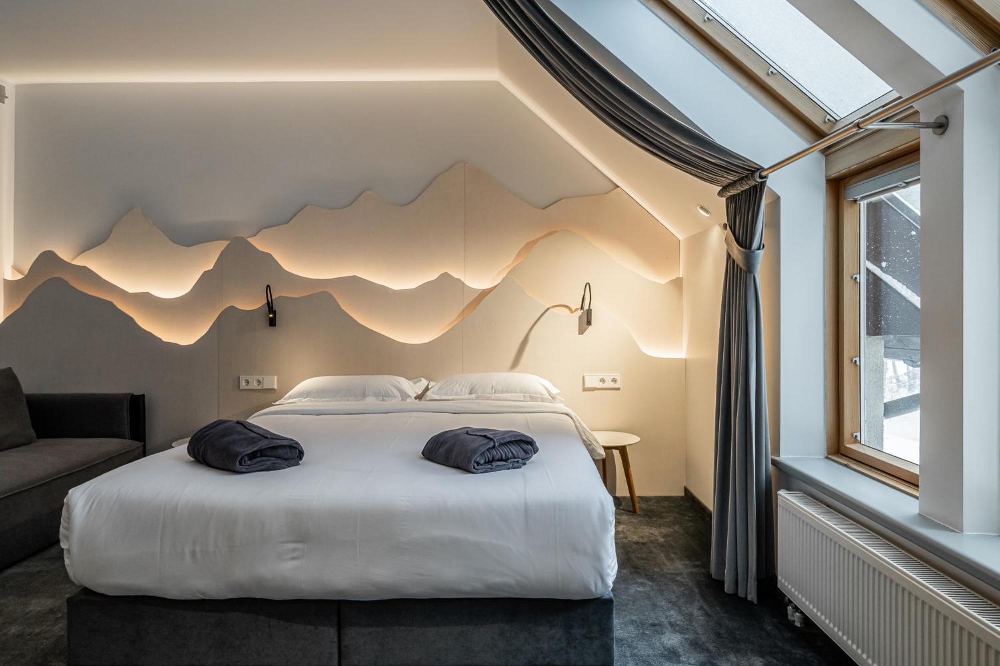 Double Room with Balcony - Photo 9