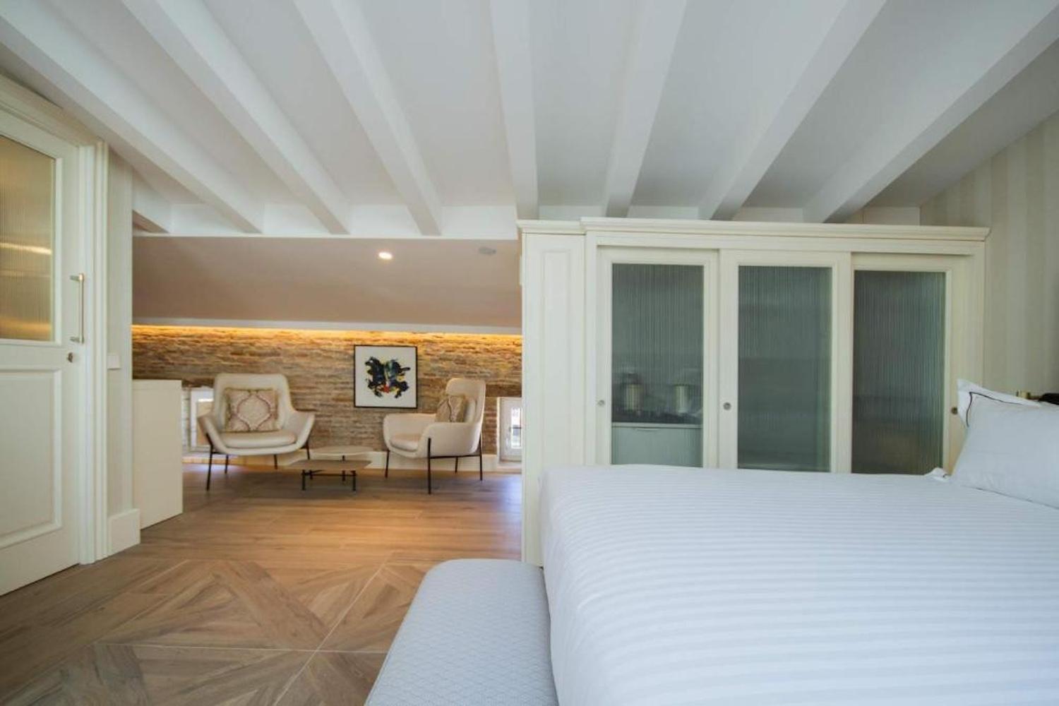 Small Double Room - Photo 10