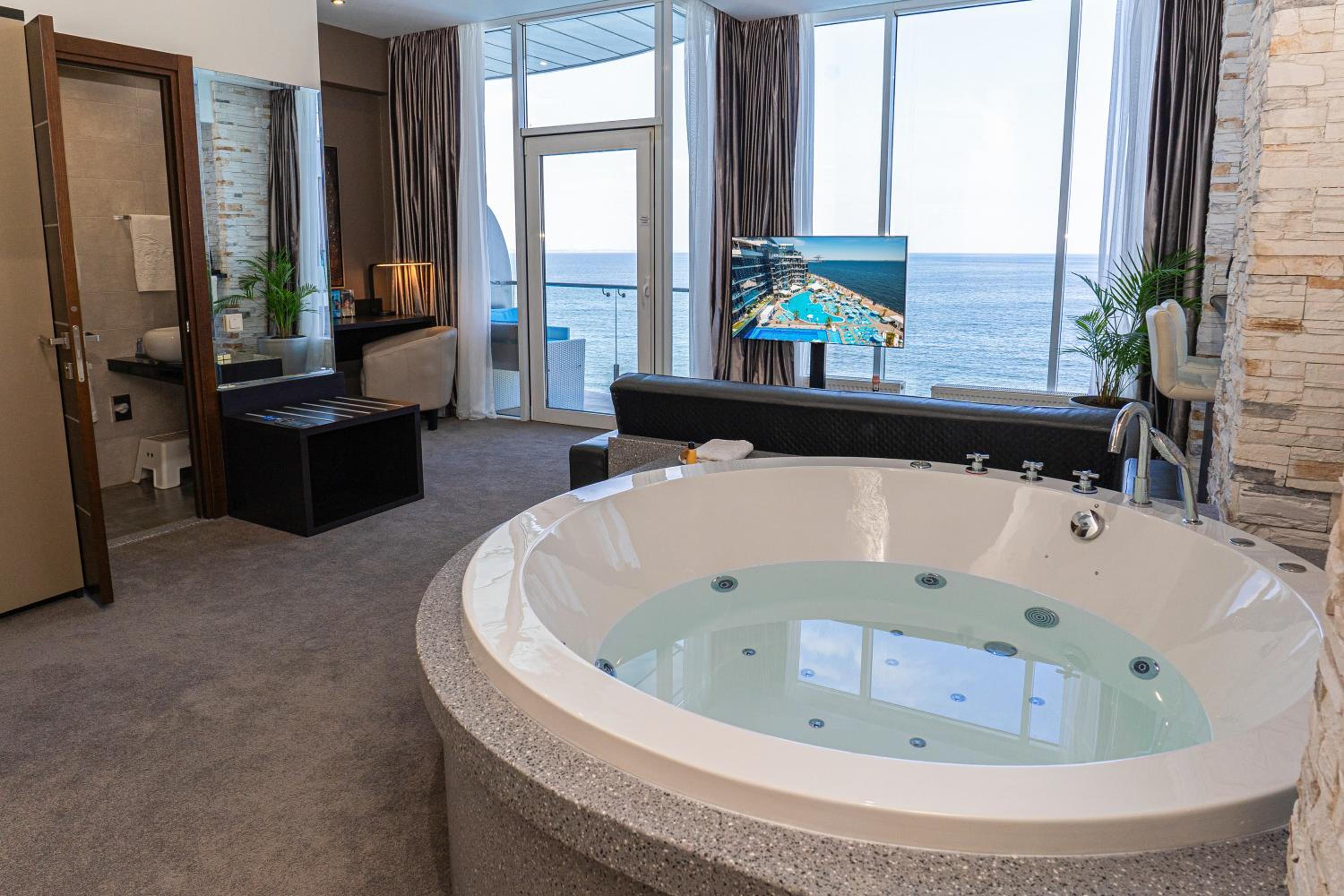 Suite, Sea View