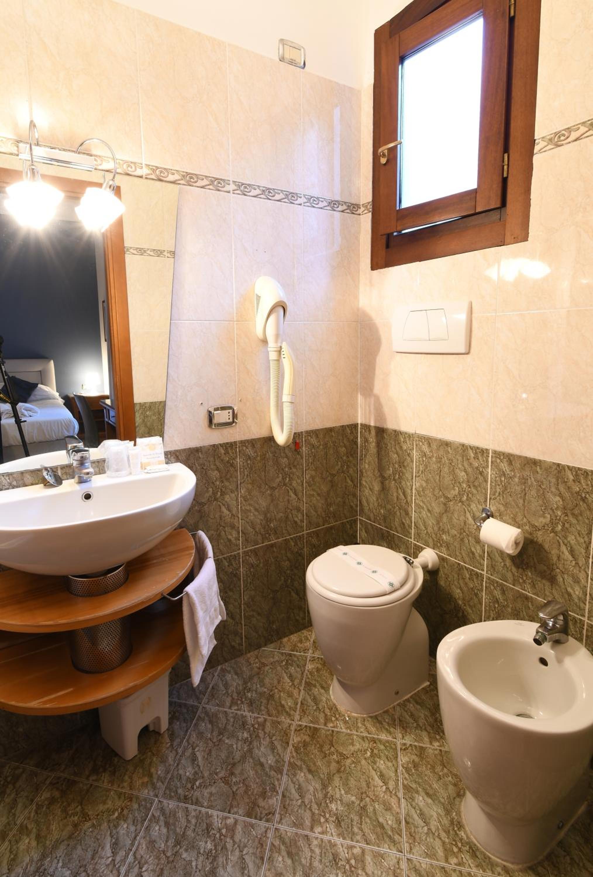 Double Room - Photo 10