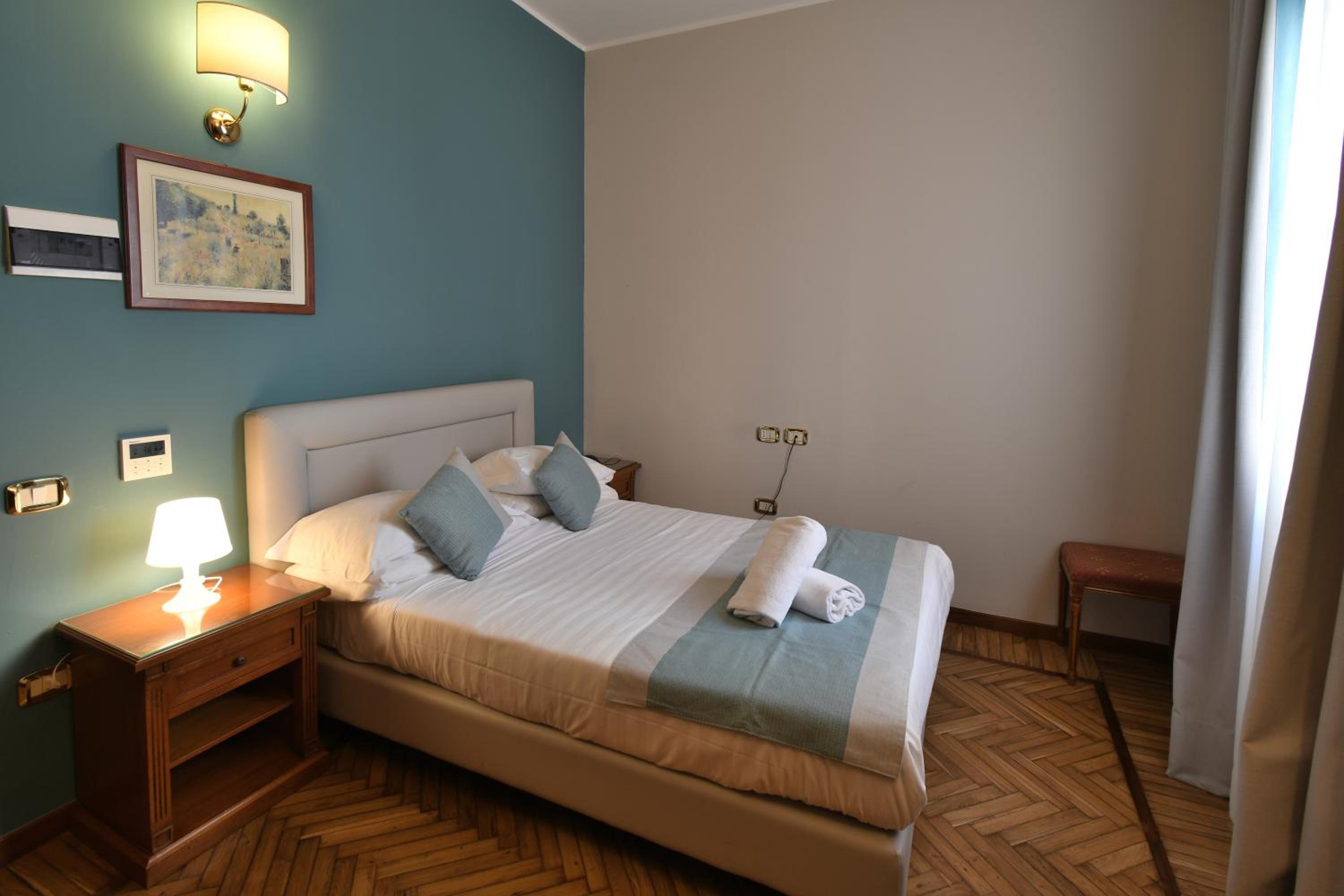 Small Double Room - Photo 10