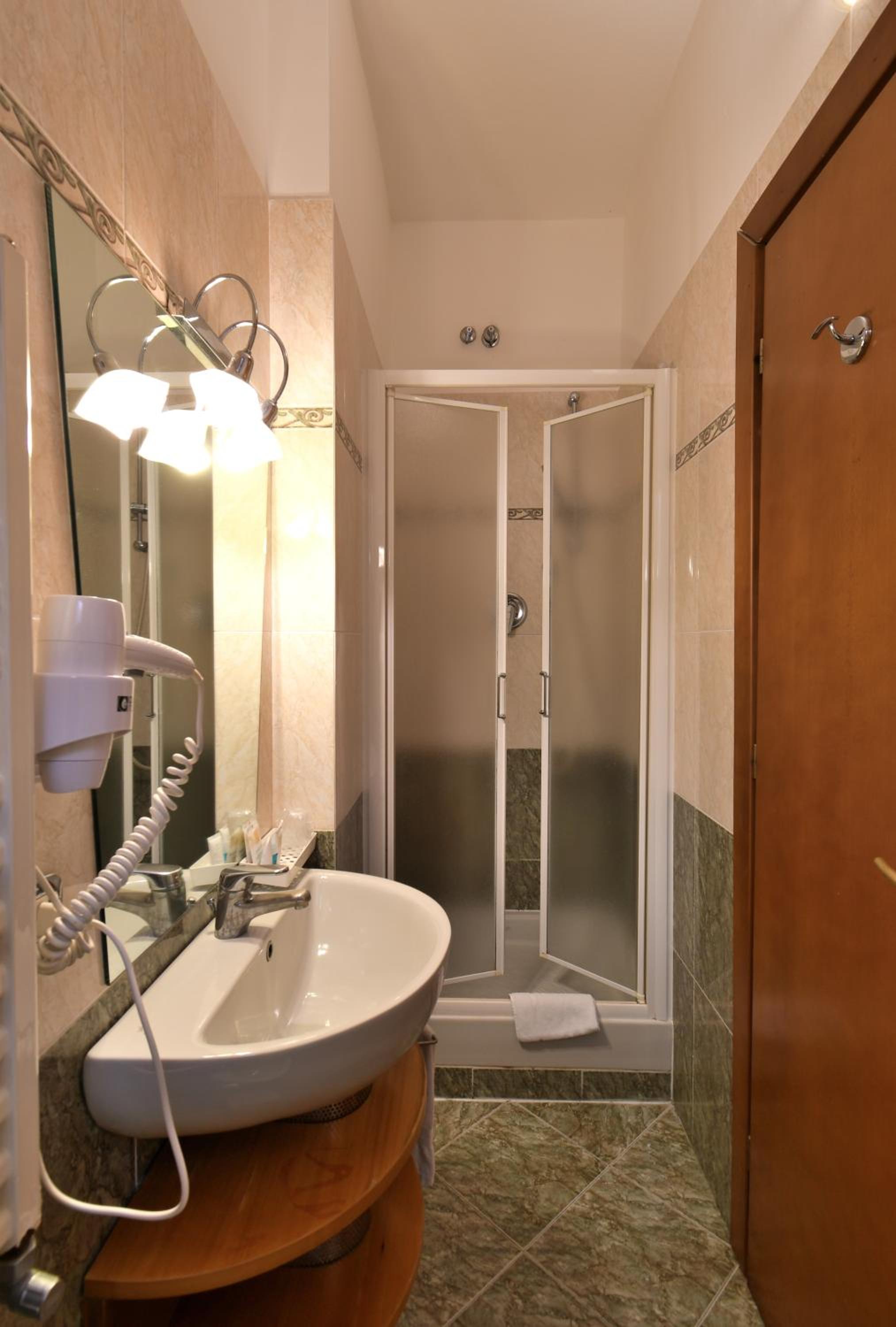 Small Double Room - Photo 2