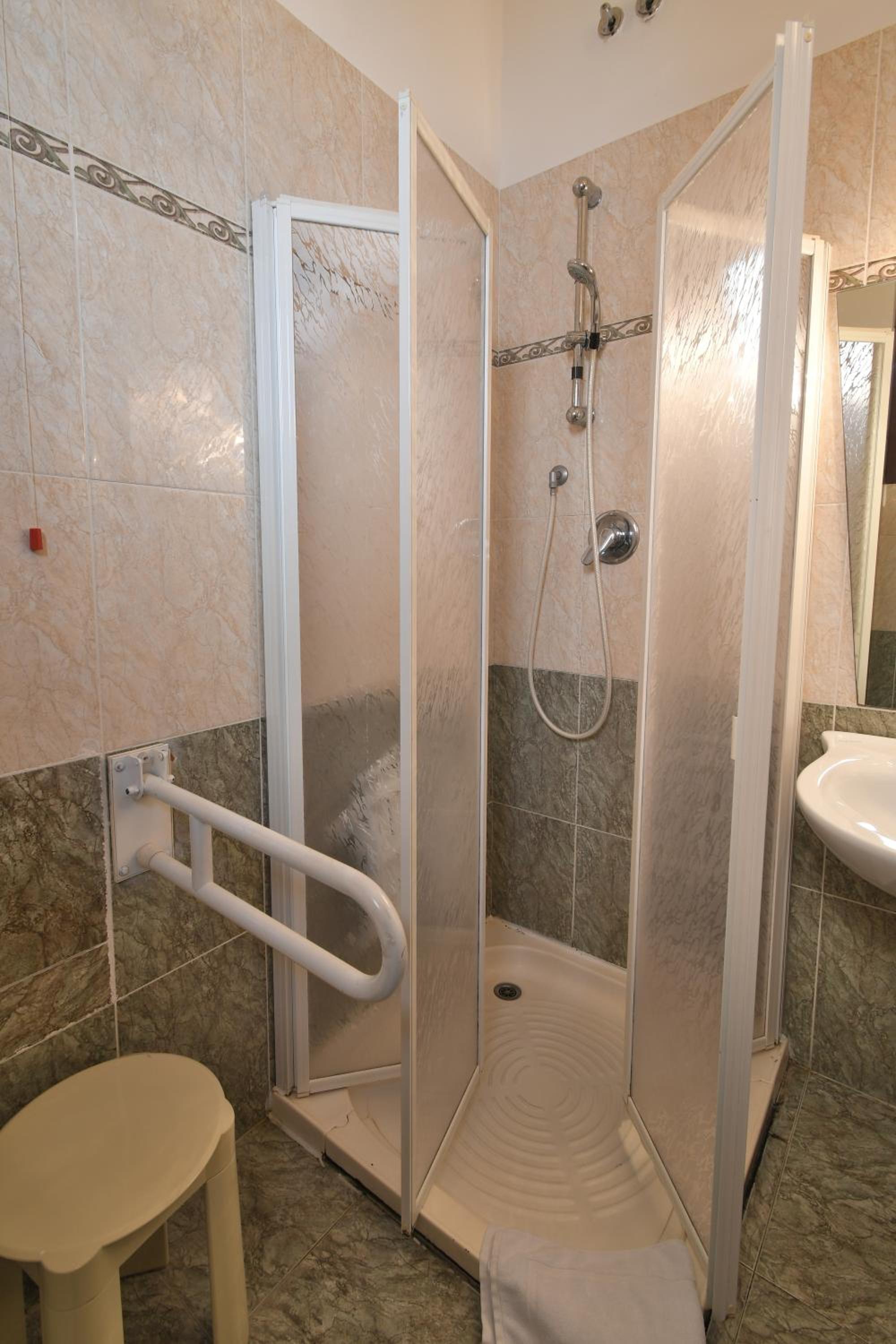 Small Double Room - Photo 6