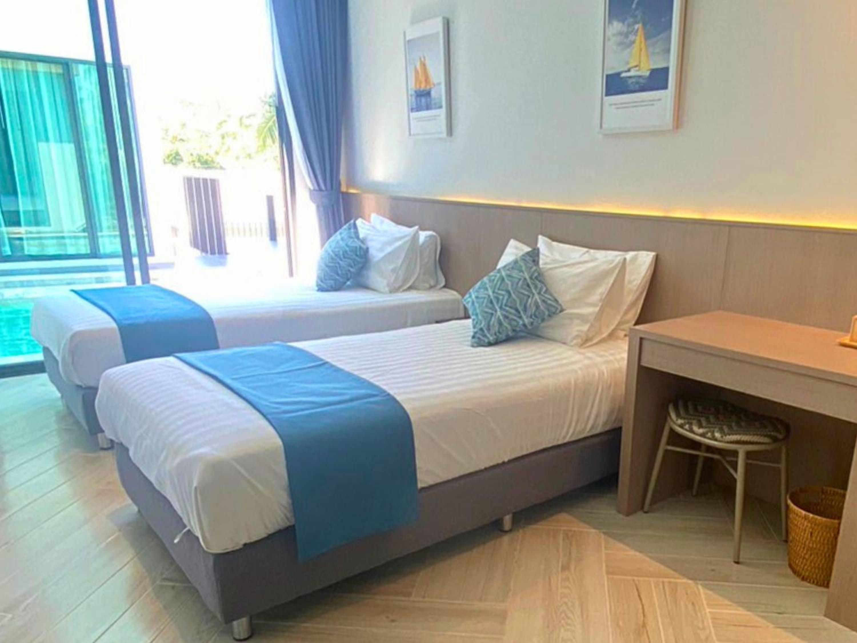 Twin Room with Pool View photo 3