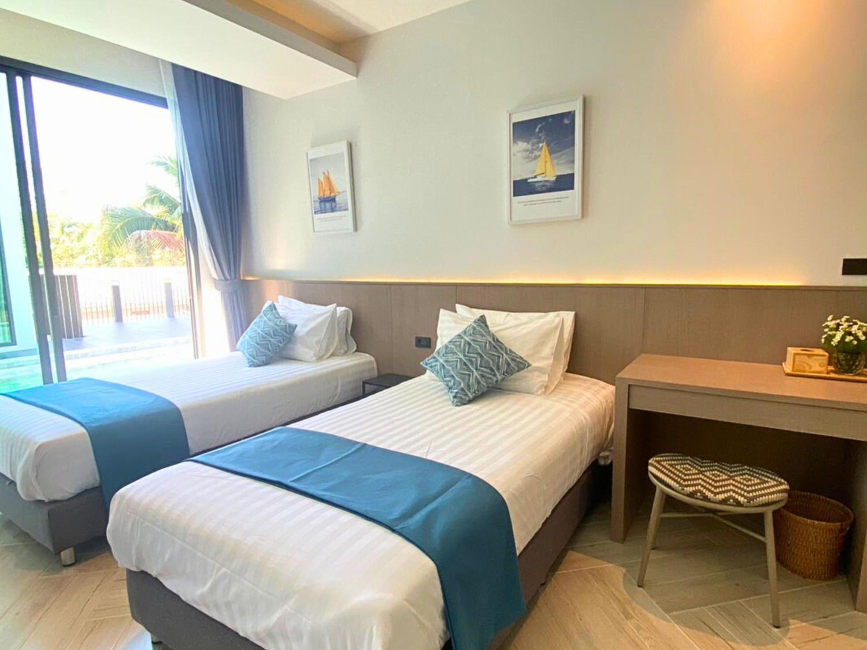 Twin Room with Pool View photo 2