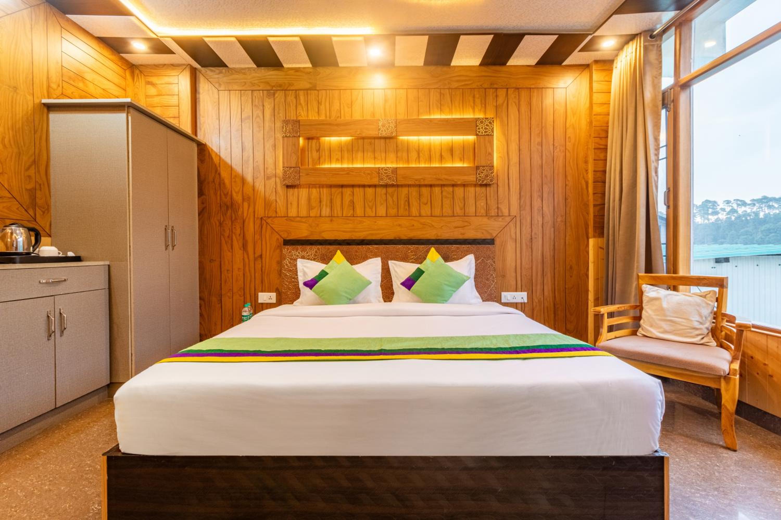 Deluxe Room With Wooden Interiors photo 3