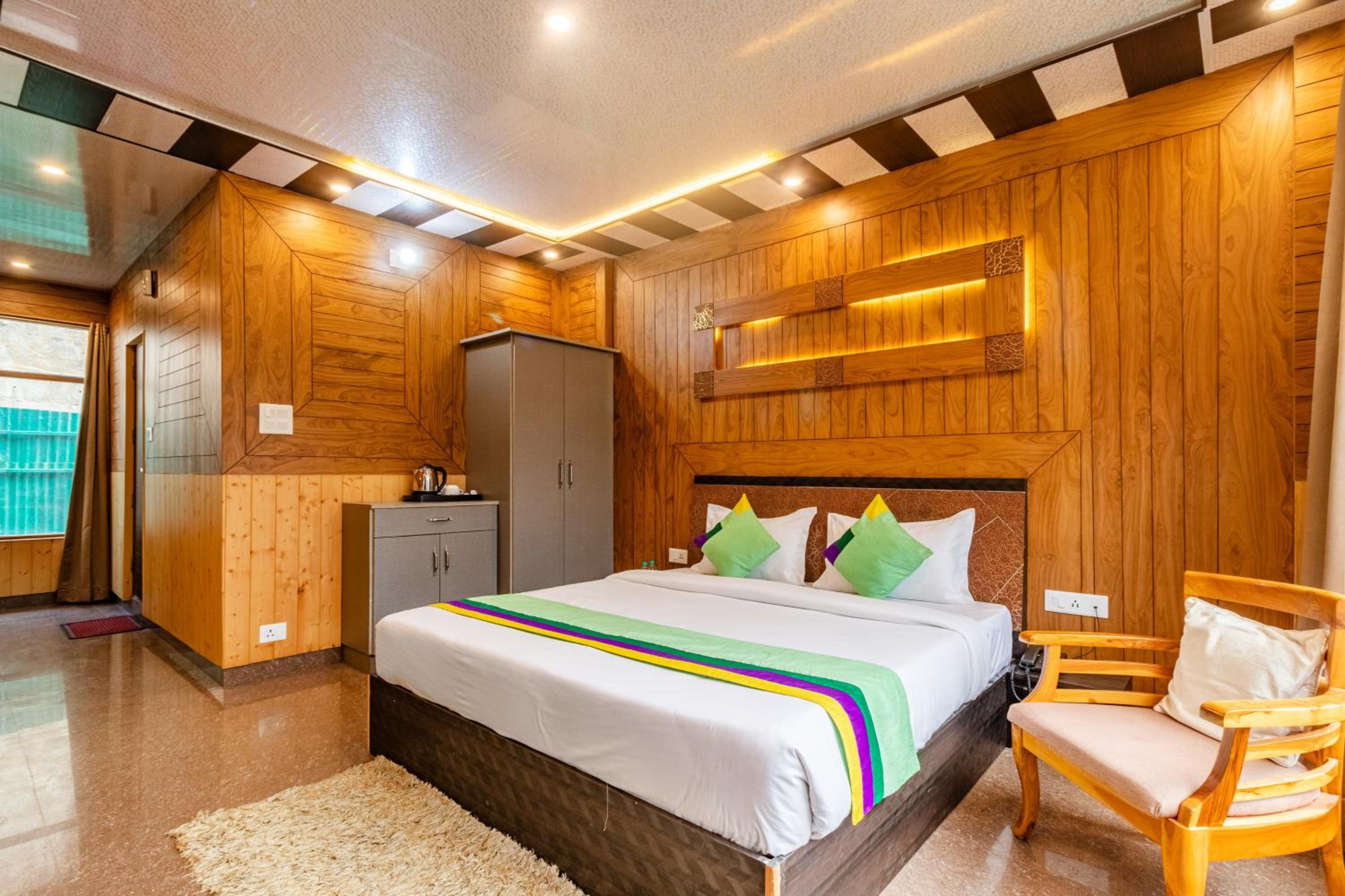 Deluxe Room With Wooden Interiors photo 2