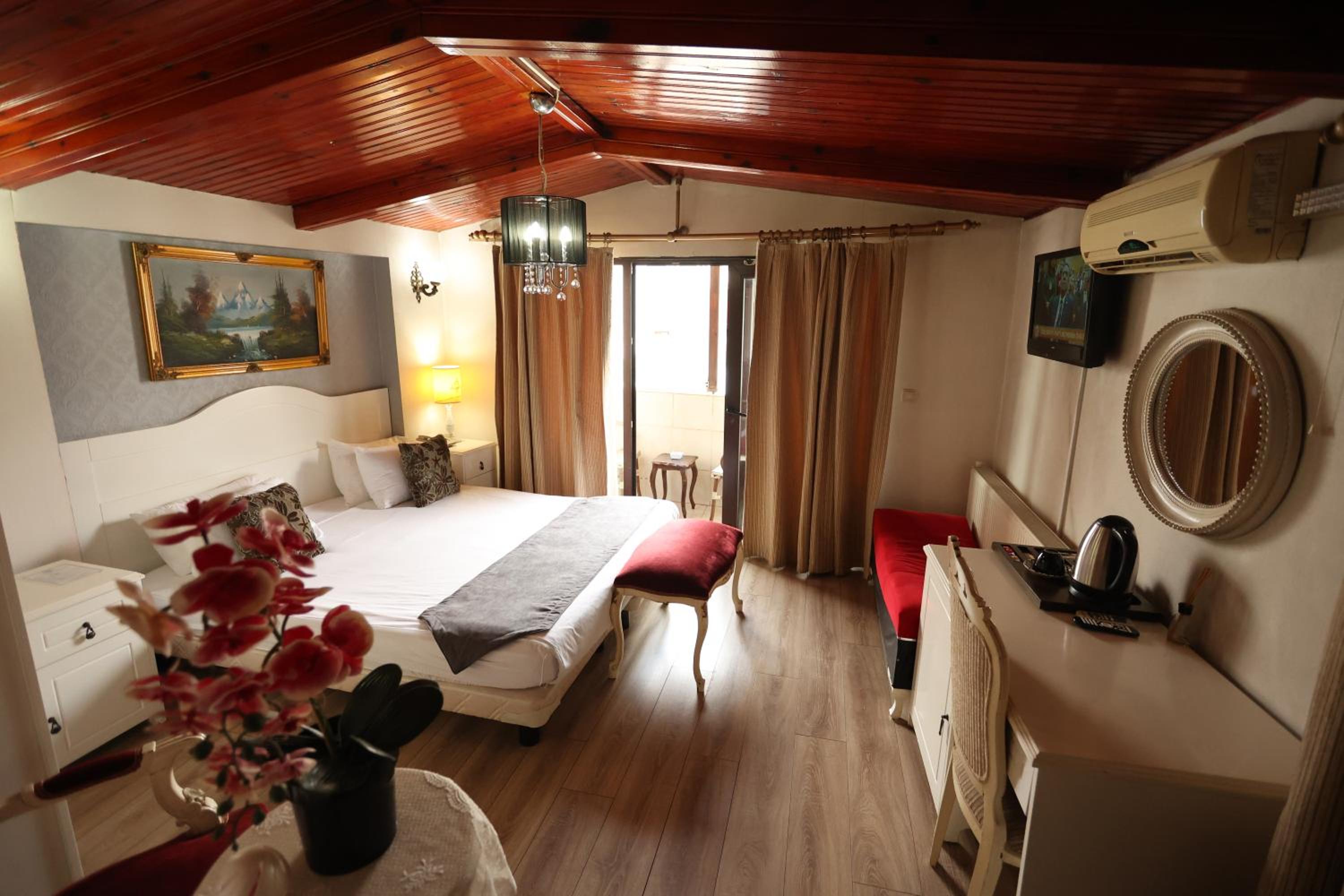 Deluxe Double Room with Balcony photo 3