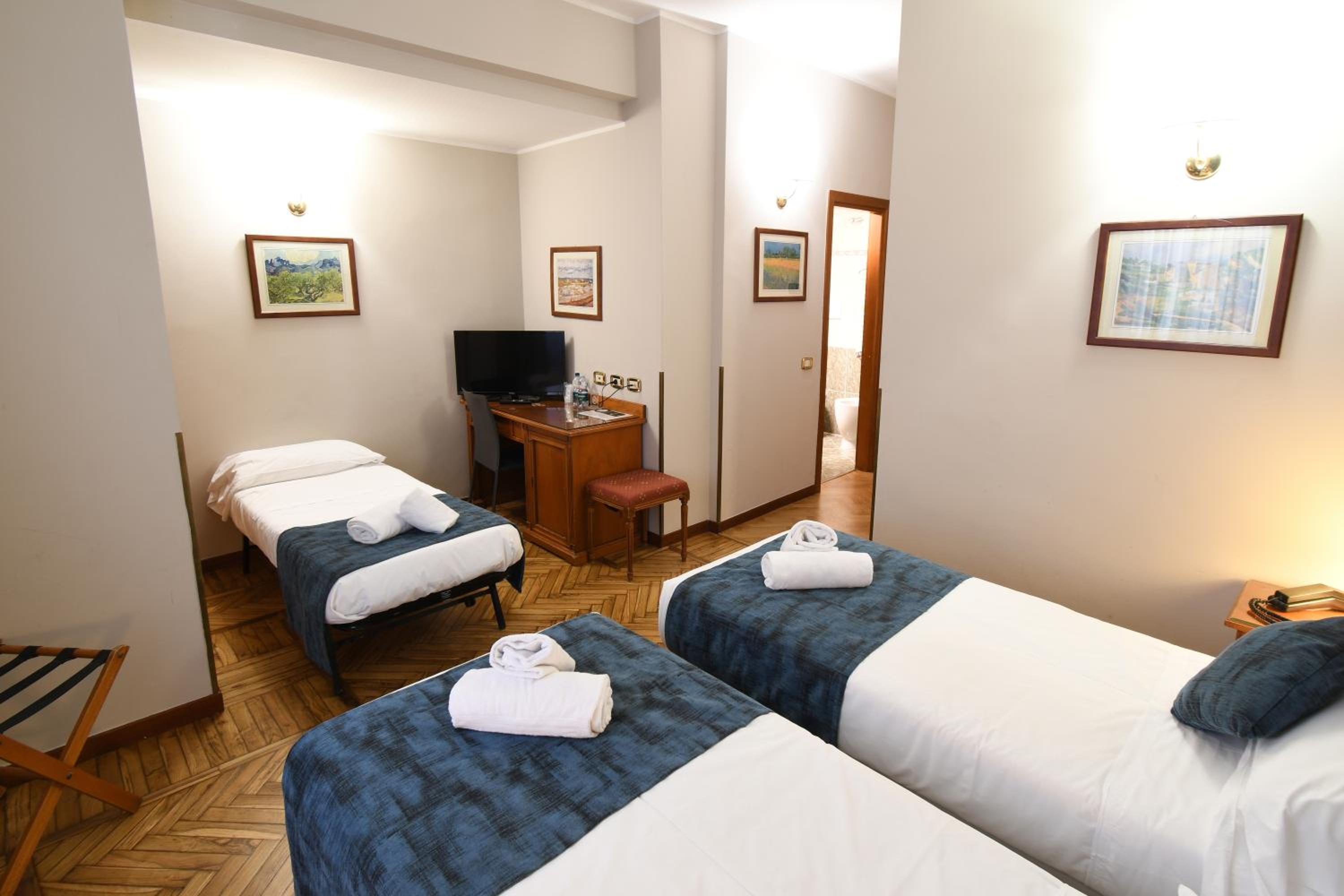 Triple Room - Photo 11