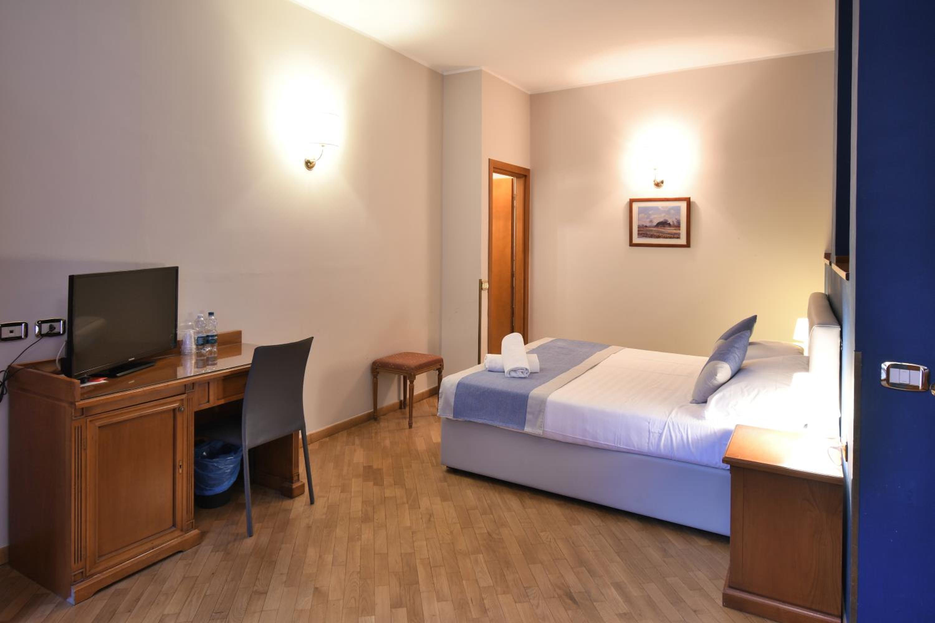 Triple Room - Photo 7