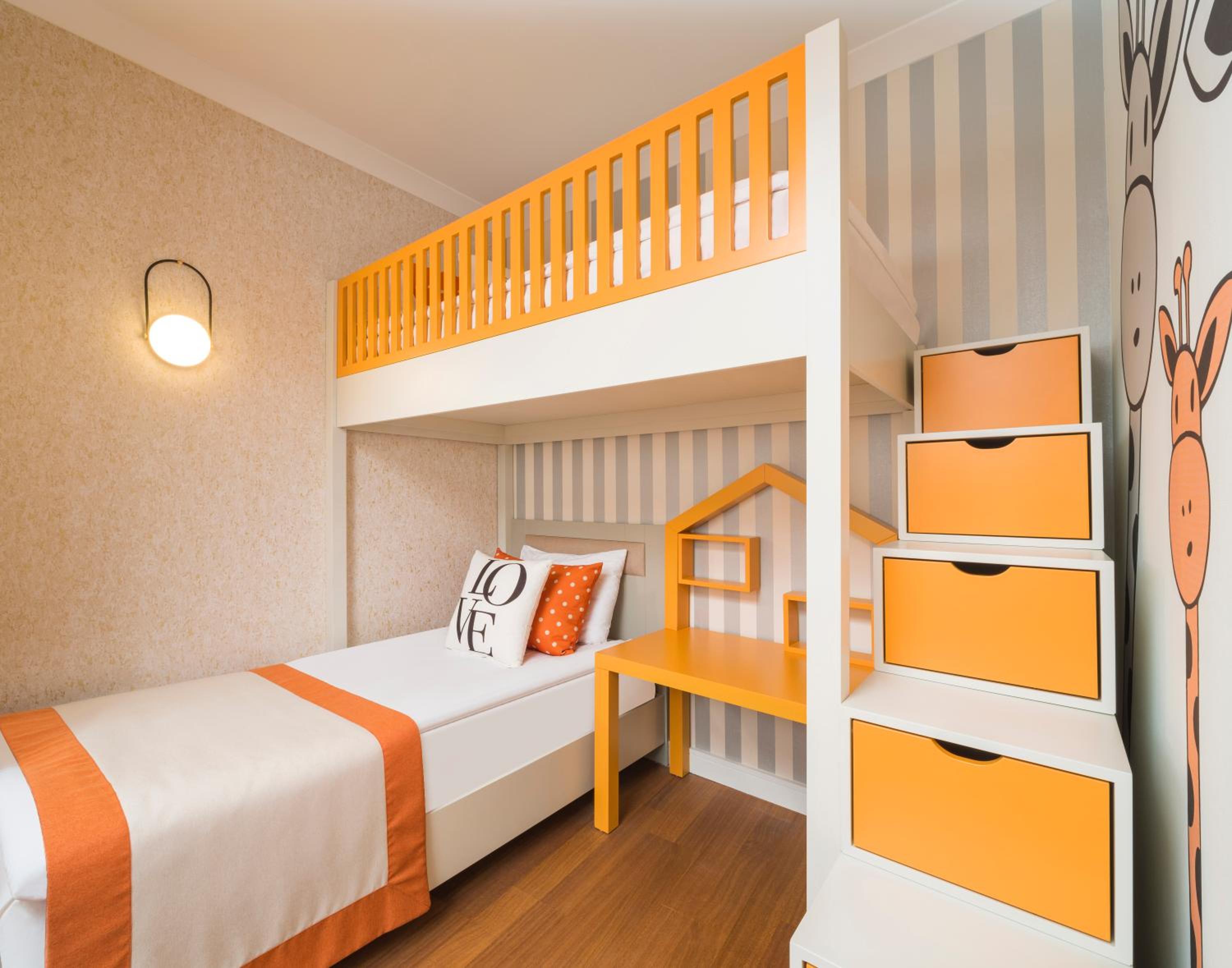 Family Sea View Room-Main Building photo 3