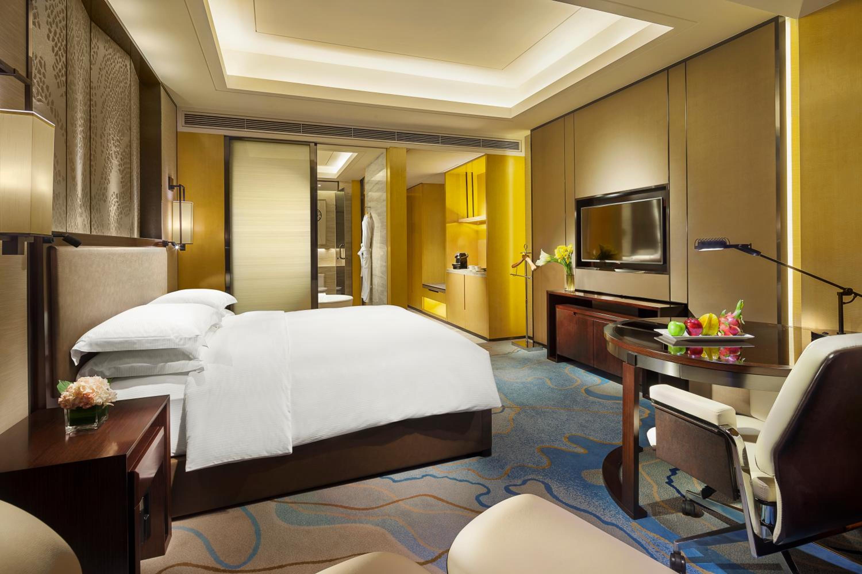 King Room with Roll-In Shower - Disability Access