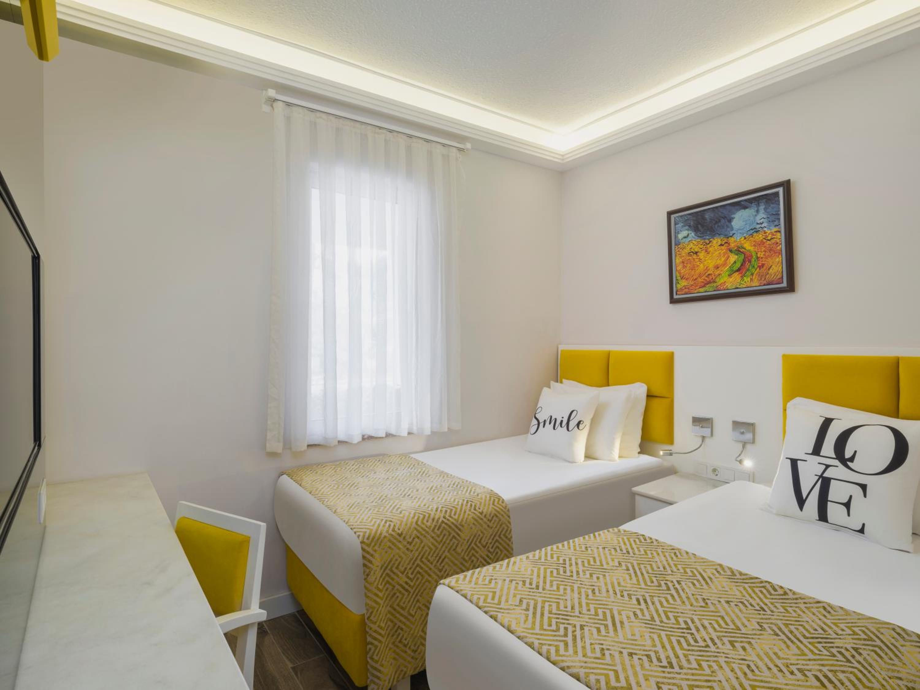 Chambre Familiale avec Accès Direct à la Piscine - Maison du Lac